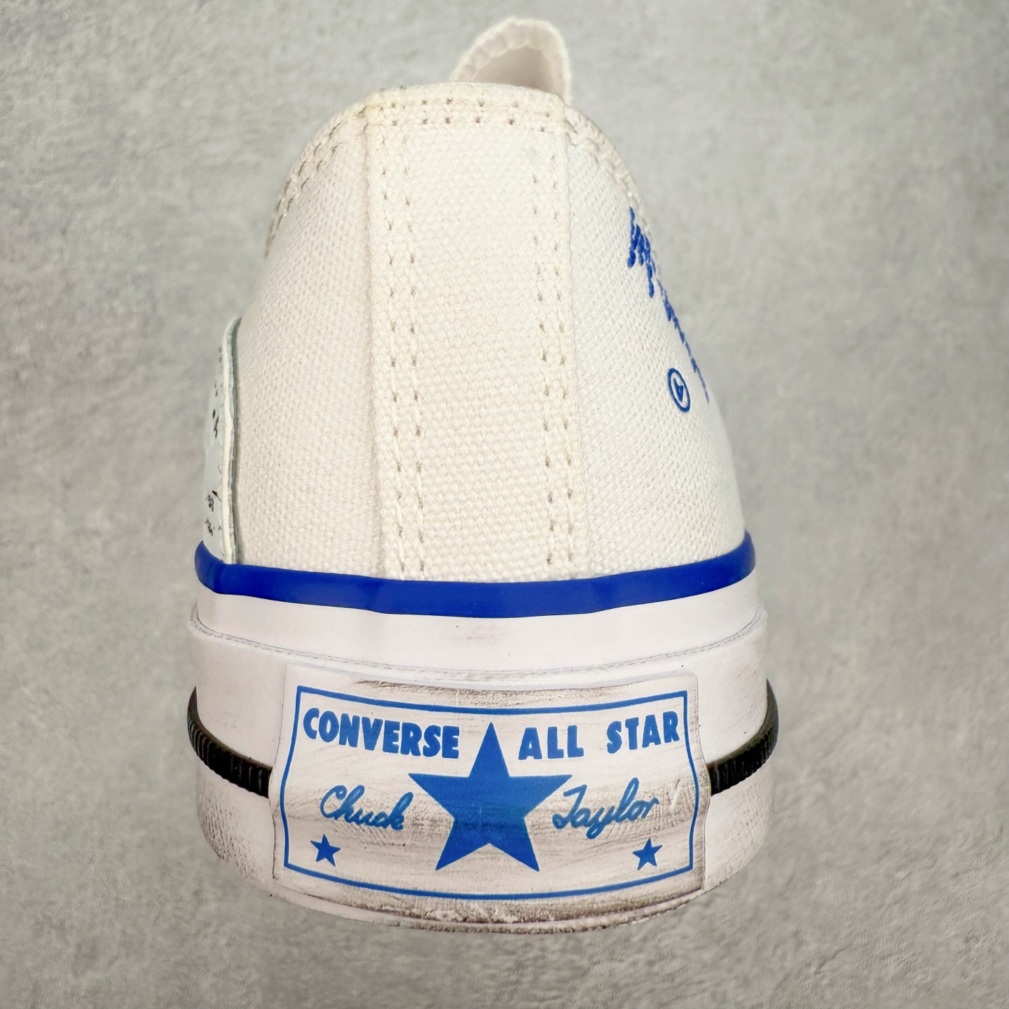 图片[8]-ADER ERROR x Converse 1970S 以经典 Chuck 70 为蓝本，白色主体鞋身搭配蓝色包边条和后跟部位的刺绣，精致的小细节点缀处处可见，白蓝两色的搭配通过做旧的质感呈现出极好的视觉感受。整双鞋在蓝色运用上相当克制，远看就像是一双小白鞋，穿搭上，一双不会出错的小白鞋，加上这一抹蓝色，在夏天总能带来清爽的感觉。 货号：A14289C 尺码：35 36 36.5 37 37.5 38 39 39.5 40 41 41.5 42 42.5 43 44-选品中心