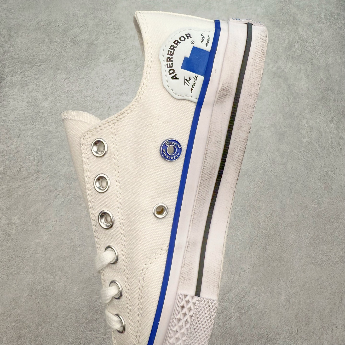 图片[7]-ADER ERROR x Converse 1970S 以经典 Chuck 70 为蓝本，白色主体鞋身搭配蓝色包边条和后跟部位的刺绣，精致的小细节点缀处处可见，白蓝两色的搭配通过做旧的质感呈现出极好的视觉感受。整双鞋在蓝色运用上相当克制，远看就像是一双小白鞋，穿搭上，一双不会出错的小白鞋，加上这一抹蓝色，在夏天总能带来清爽的感觉。 货号：A14289C 尺码：35 36 36.5 37 37.5 38 39 39.5 40 41 41.5 42 42.5 43 44-选品中心