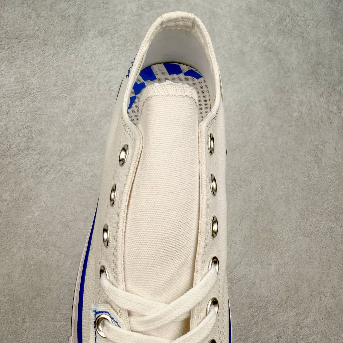 图片[5]-ADER ERROR x Converse 1970S 以经典 Chuck 70 为蓝本，白色主体鞋身搭配蓝色包边条和后跟部位的刺绣，精致的小细节点缀处处可见，白蓝两色的搭配通过做旧的质感呈现出极好的视觉感受。整双鞋在蓝色运用上相当克制，远看就像是一双小白鞋，穿搭上，一双不会出错的小白鞋，加上这一抹蓝色，在夏天总能带来清爽的感觉。 货号：A14289C 尺码：35 36 36.5 37 37.5 38 39 39.5 40 41 41.5 42 42.5 43 44-选品中心