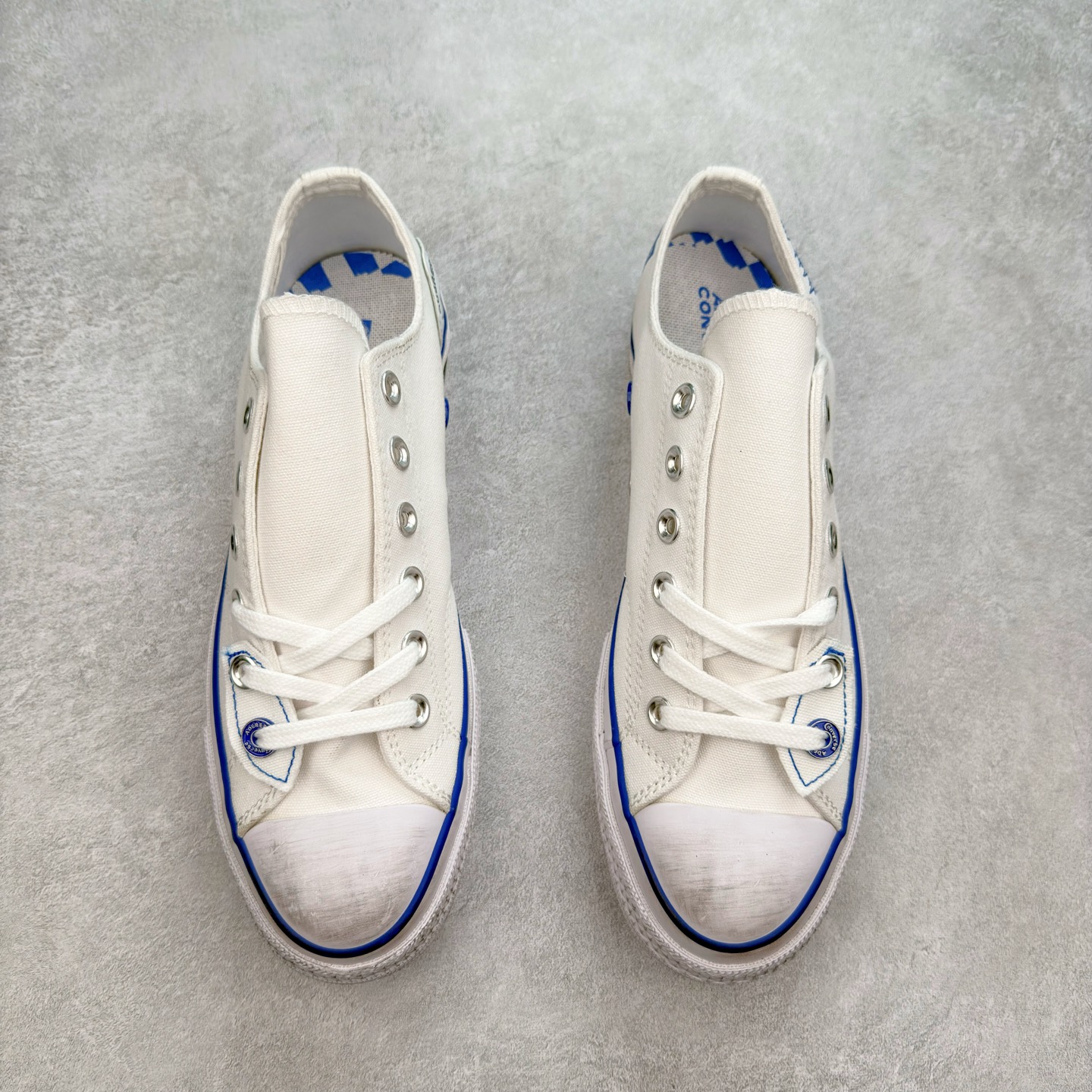 图片[2]-ADER ERROR x Converse 1970S 以经典 Chuck 70 为蓝本，白色主体鞋身搭配蓝色包边条和后跟部位的刺绣，精致的小细节点缀处处可见，白蓝两色的搭配通过做旧的质感呈现出极好的视觉感受。整双鞋在蓝色运用上相当克制，远看就像是一双小白鞋，穿搭上，一双不会出错的小白鞋，加上这一抹蓝色，在夏天总能带来清爽的感觉。 货号：A14289C 尺码：35 36 36.5 37 37.5 38 39 39.5 40 41 41.5 42 42.5 43 44-选品中心