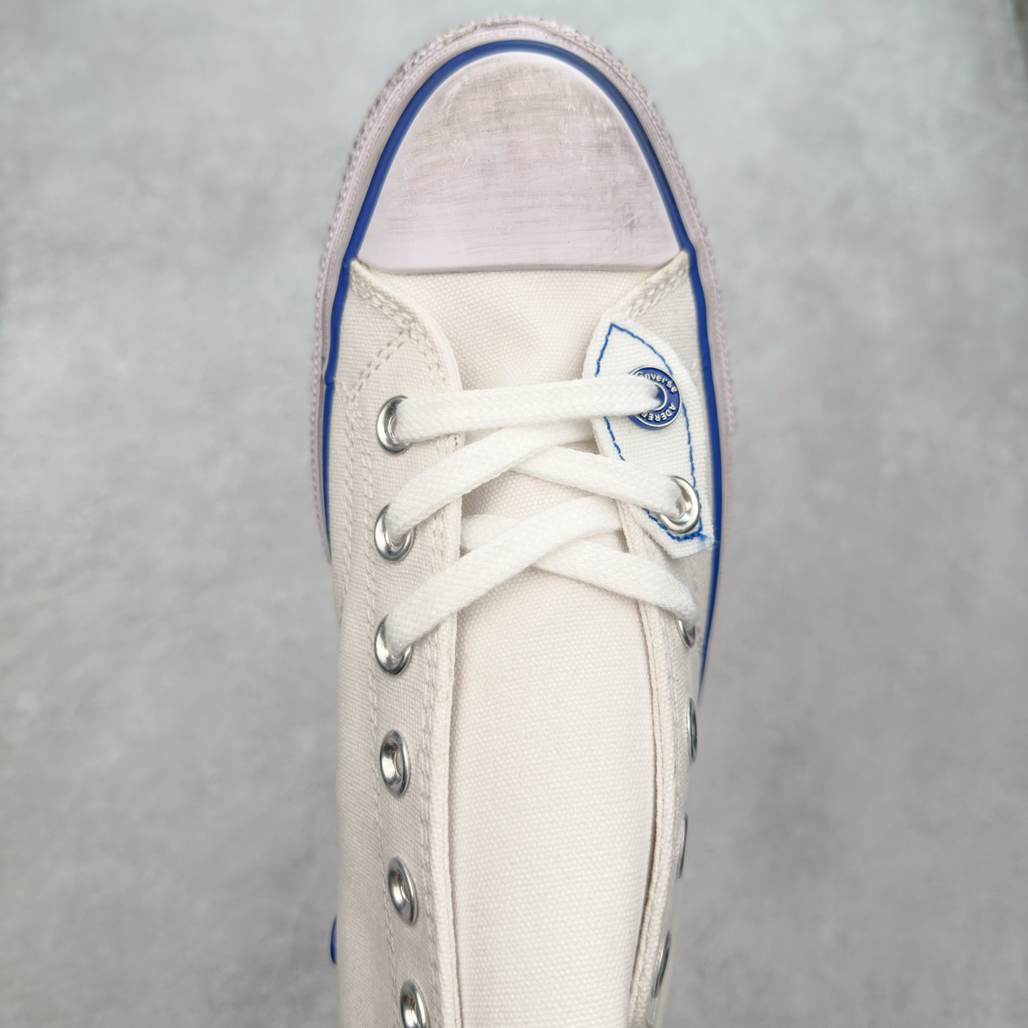 图片[4]-ADER ERROR x Converse 1970S 以经典 Chuck 70 为蓝本，白色主体鞋身搭配蓝色包边条和后跟部位的刺绣，精致的小细节点缀处处可见，白蓝两色的搭配通过做旧的质感呈现出极好的视觉感受。整双鞋在蓝色运用上相当克制，远看就像是一双小白鞋，穿搭上，一双不会出错的小白鞋，加上这一抹蓝色，在夏天总能带来清爽的感觉。 货号：A14289C 尺码：35 36 36.5 37 37.5 38 39 39.5 40 41 41.5 42 42.5 43 44-选品中心