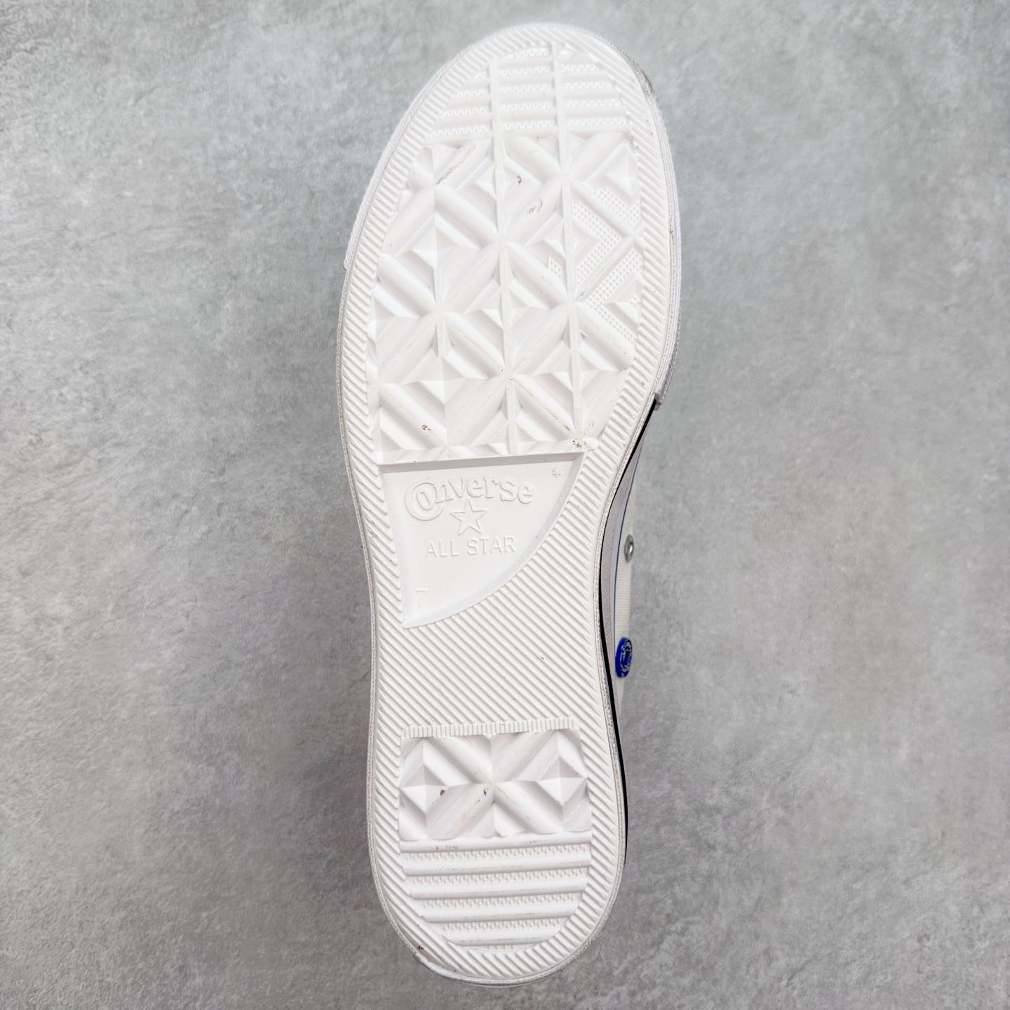 图片[9]-ADER ERROR x Converse 1970S 以经典 Chuck 70 为蓝本，白色主体鞋身搭配蓝色包边条和后跟部位的刺绣，精致的小细节点缀处处可见，白蓝两色的搭配通过做旧的质感呈现出极好的视觉感受。整双鞋在蓝色运用上相当克制，远看就像是一双小白鞋，穿搭上，一双不会出错的小白鞋，加上这一抹蓝色，在夏天总能带来清爽的感觉。 货号：A14289C 尺码：35 36 36.5 37 37.5 38 39 39.5 40 41 41.5 42 42.5 43 44-选品中心