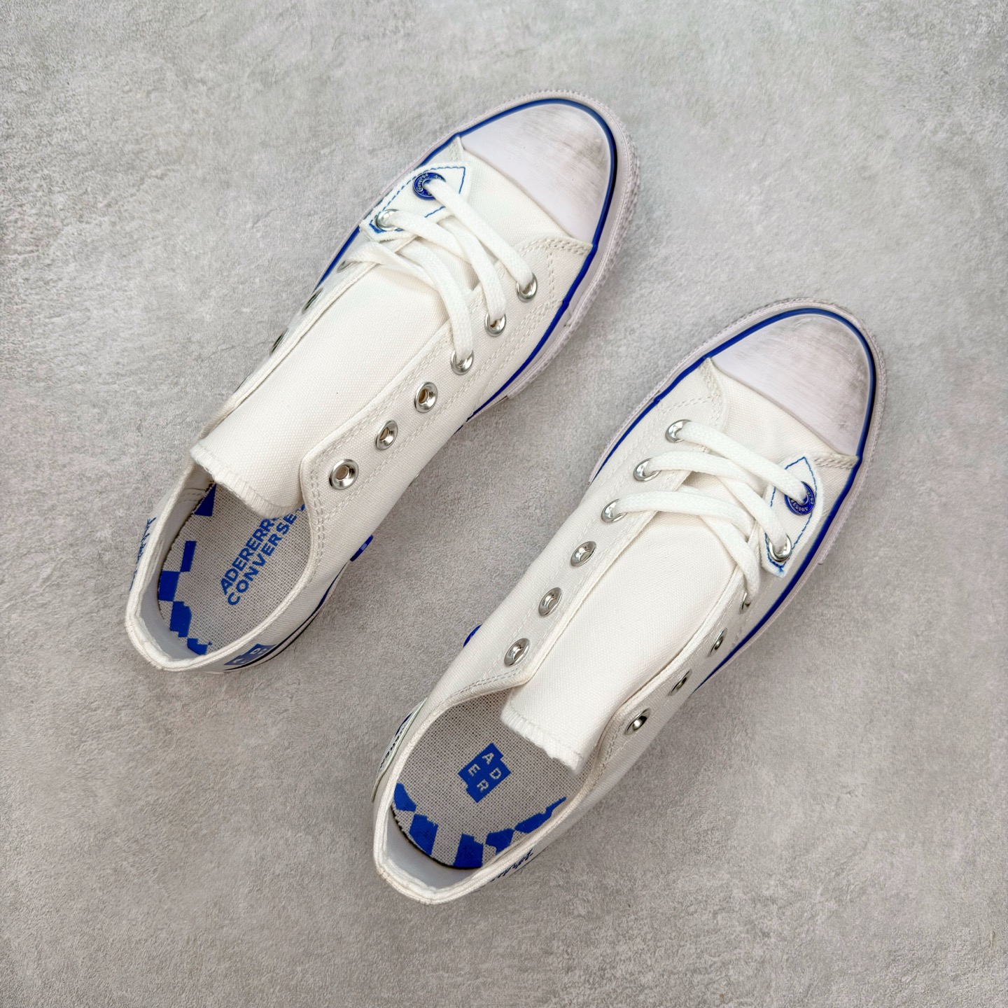 图片[3]-ADER ERROR x Converse 1970S 以经典 Chuck 70 为蓝本，白色主体鞋身搭配蓝色包边条和后跟部位的刺绣，精致的小细节点缀处处可见，白蓝两色的搭配通过做旧的质感呈现出极好的视觉感受。整双鞋在蓝色运用上相当克制，远看就像是一双小白鞋，穿搭上，一双不会出错的小白鞋，加上这一抹蓝色，在夏天总能带来清爽的感觉。 货号：A14289C 尺码：35 36 36.5 37 37.5 38 39 39.5 40 41 41.5 42 42.5 43 44-选品中心