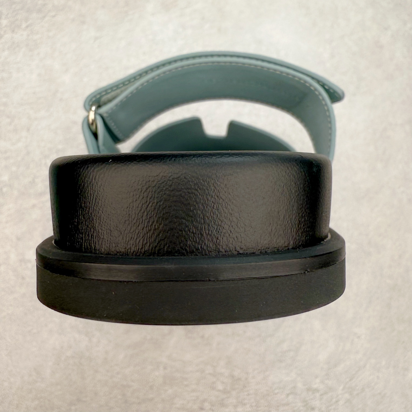 图片[8]-HERMES 爱马仕 Chypre 平底一字拖鞋 经典系列2025 最新经典款拖鞋 经典皮面/呢绒/牛津面 今年绝比小爆款系列 高端零售可主推款。 原版一比一开发 专柜正品以发售 平台开始预售已上架，Zp 7000-10000+ 总计20个配色 首批3个配色已出货 大家放心选购 品质超赞👍 全鞋全真牛皮 私模独立开发原大底 市场独家 压花工艺 几乎接近一致 全套专柜一致包装。尺码：35 36 37 38 39 40 41 42 43 44 45 46-选品中心