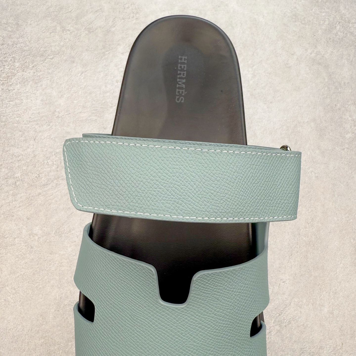 图片[5]-HERMES 爱马仕 Chypre 平底一字拖鞋 经典系列2025 最新经典款拖鞋 经典皮面/呢绒/牛津面 今年绝比小爆款系列 高端零售可主推款。 原版一比一开发 专柜正品以发售 平台开始预售已上架，Zp 7000-10000+ 总计20个配色 首批3个配色已出货 大家放心选购 品质超赞👍 全鞋全真牛皮 私模独立开发原大底 市场独家 压花工艺 几乎接近一致 全套专柜一致包装。尺码：35 36 37 38 39 40 41 42 43 44 45 46-选品中心