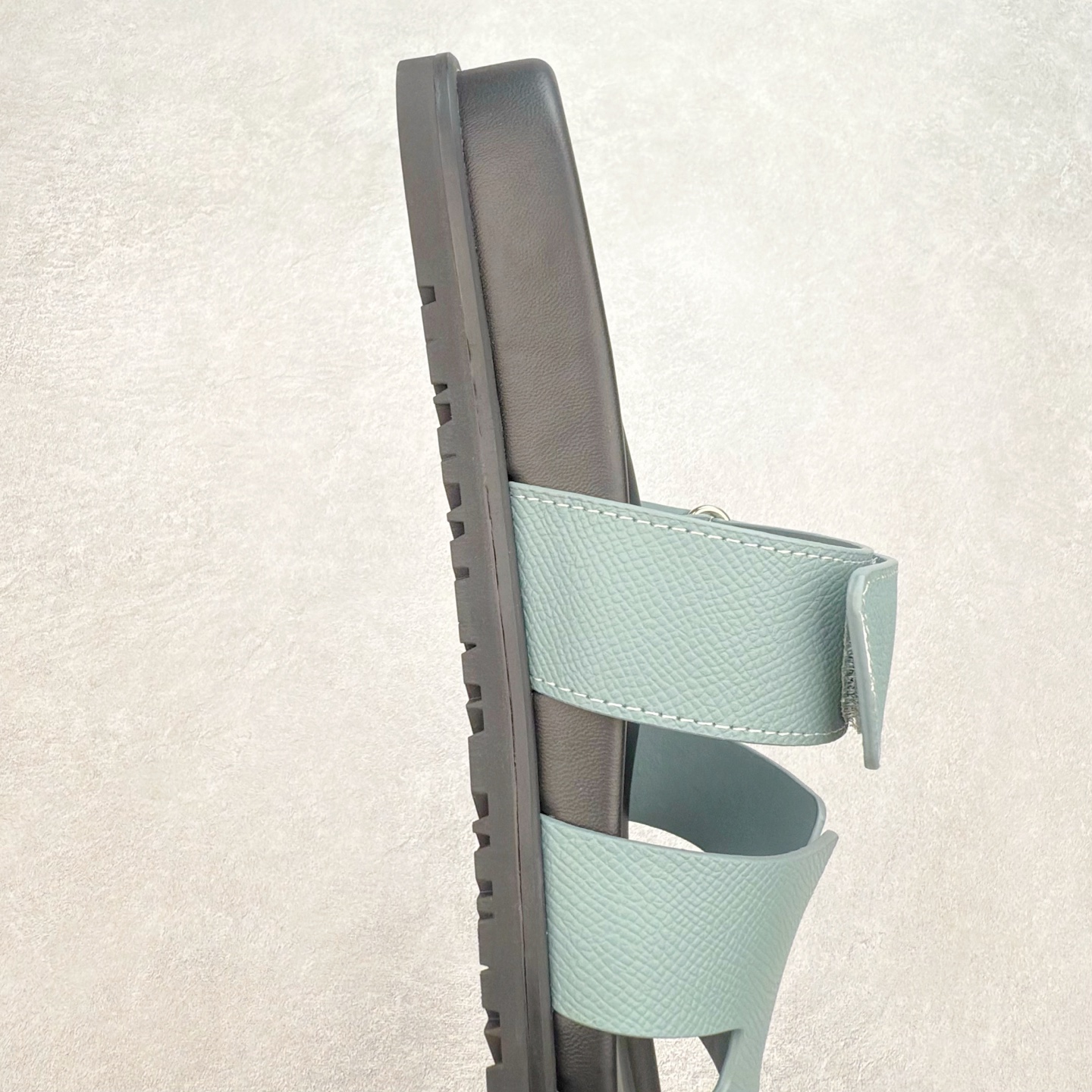 图片[6]-HERMES 爱马仕 Chypre 平底一字拖鞋 经典系列2025 最新经典款拖鞋 经典皮面/呢绒/牛津面 今年绝比小爆款系列 高端零售可主推款。 原版一比一开发 专柜正品以发售 平台开始预售已上架，Zp 7000-10000+ 总计20个配色 首批3个配色已出货 大家放心选购 品质超赞👍 全鞋全真牛皮 私模独立开发原大底 市场独家 压花工艺 几乎接近一致 全套专柜一致包装。尺码：35 36 37 38 39 40 41 42 43 44 45 46-选品中心