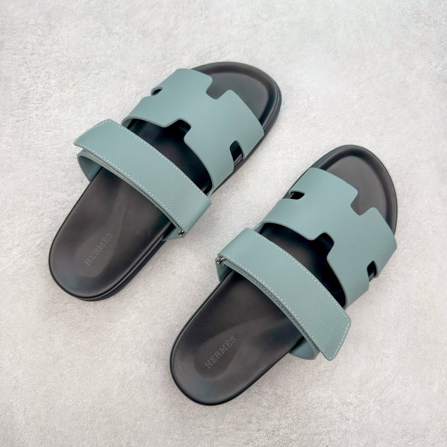 图片[3]-HERMES 爱马仕 Chypre 平底一字拖鞋 经典系列2025 最新经典款拖鞋 经典皮面/呢绒/牛津面 今年绝比小爆款系列 高端零售可主推款。 原版一比一开发 专柜正品以发售 平台开始预售已上架，Zp 7000-10000+ 总计20个配色 首批3个配色已出货 大家放心选购 品质超赞👍 全鞋全真牛皮 私模独立开发原大底 市场独家 压花工艺 几乎接近一致 全套专柜一致包装。尺码：35 36 37 38 39 40 41 42 43 44 45 46-选品中心