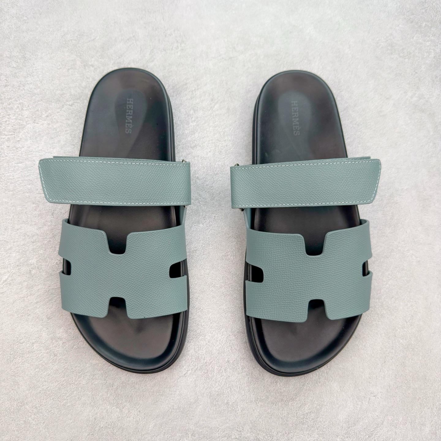 图片[2]-HERMES 爱马仕 Chypre 平底一字拖鞋 经典系列2025 最新经典款拖鞋 经典皮面/呢绒/牛津面 今年绝比小爆款系列 高端零售可主推款。 原版一比一开发 专柜正品以发售 平台开始预售已上架，Zp 7000-10000+ 总计20个配色 首批3个配色已出货 大家放心选购 品质超赞👍 全鞋全真牛皮 私模独立开发原大底 市场独家 压花工艺 几乎接近一致 全套专柜一致包装。尺码：35 36 37 38 39 40 41 42 43 44 45 46-选品中心