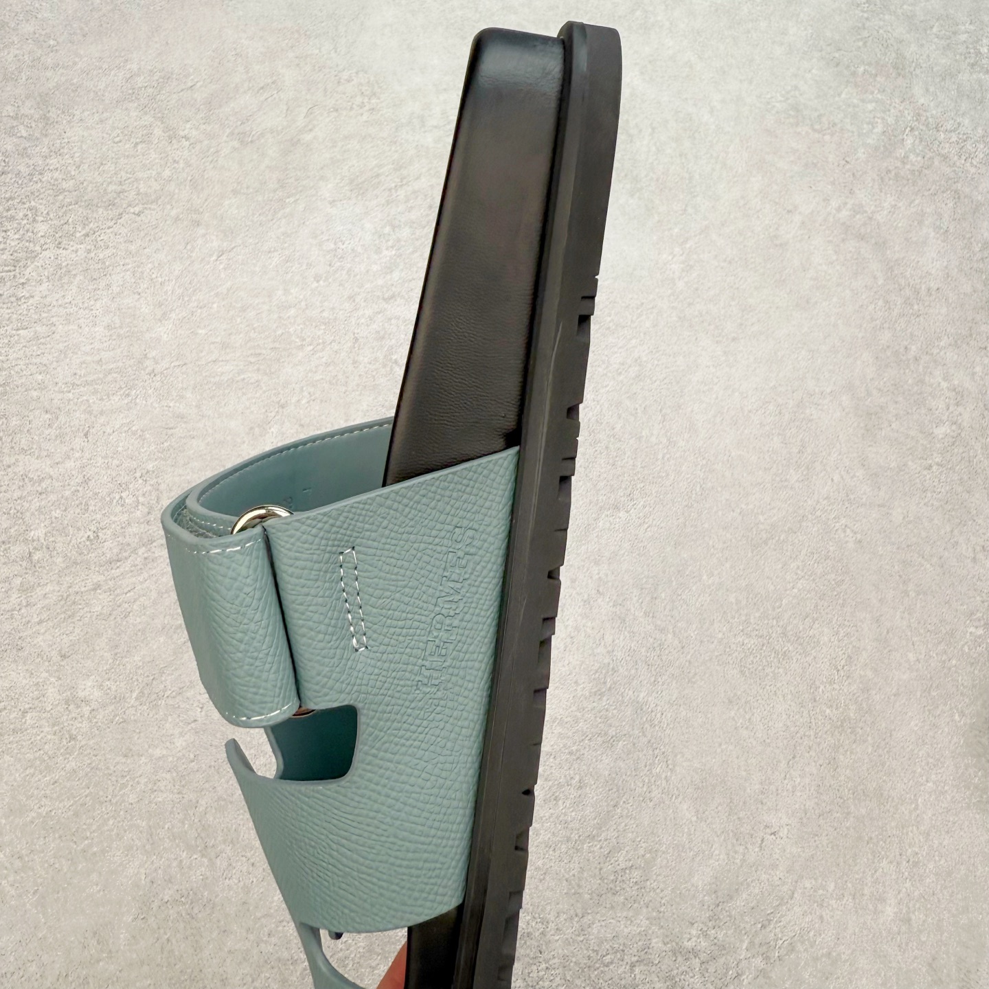 图片[7]-HERMES 爱马仕 Chypre 平底一字拖鞋 经典系列2025 最新经典款拖鞋 经典皮面/呢绒/牛津面 今年绝比小爆款系列 高端零售可主推款。 原版一比一开发 专柜正品以发售 平台开始预售已上架，Zp 7000-10000+ 总计20个配色 首批3个配色已出货 大家放心选购 品质超赞👍 全鞋全真牛皮 私模独立开发原大底 市场独家 压花工艺 几乎接近一致 全套专柜一致包装。尺码：35 36 37 38 39 40 41 42 43 44 45 46-选品中心