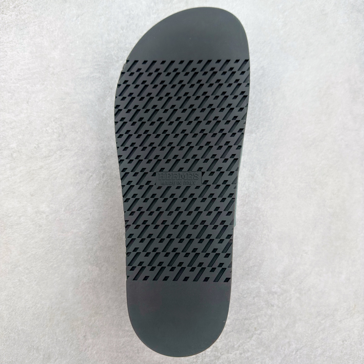 图片[9]-HERMES 爱马仕 Chypre 平底一字拖鞋 经典系列2025 最新经典款拖鞋 经典皮面/呢绒/牛津面 今年绝比小爆款系列 高端零售可主推款。 原版一比一开发 专柜正品以发售 平台开始预售已上架，Zp 7000-10000+ 总计20个配色 首批3个配色已出货 大家放心选购 品质超赞👍 全鞋全真牛皮 私模独立开发原大底 市场独家 压花工艺 几乎接近一致 全套专柜一致包装。尺码：35 36 37 38 39 40 41 42 43 44 45 46-选品中心