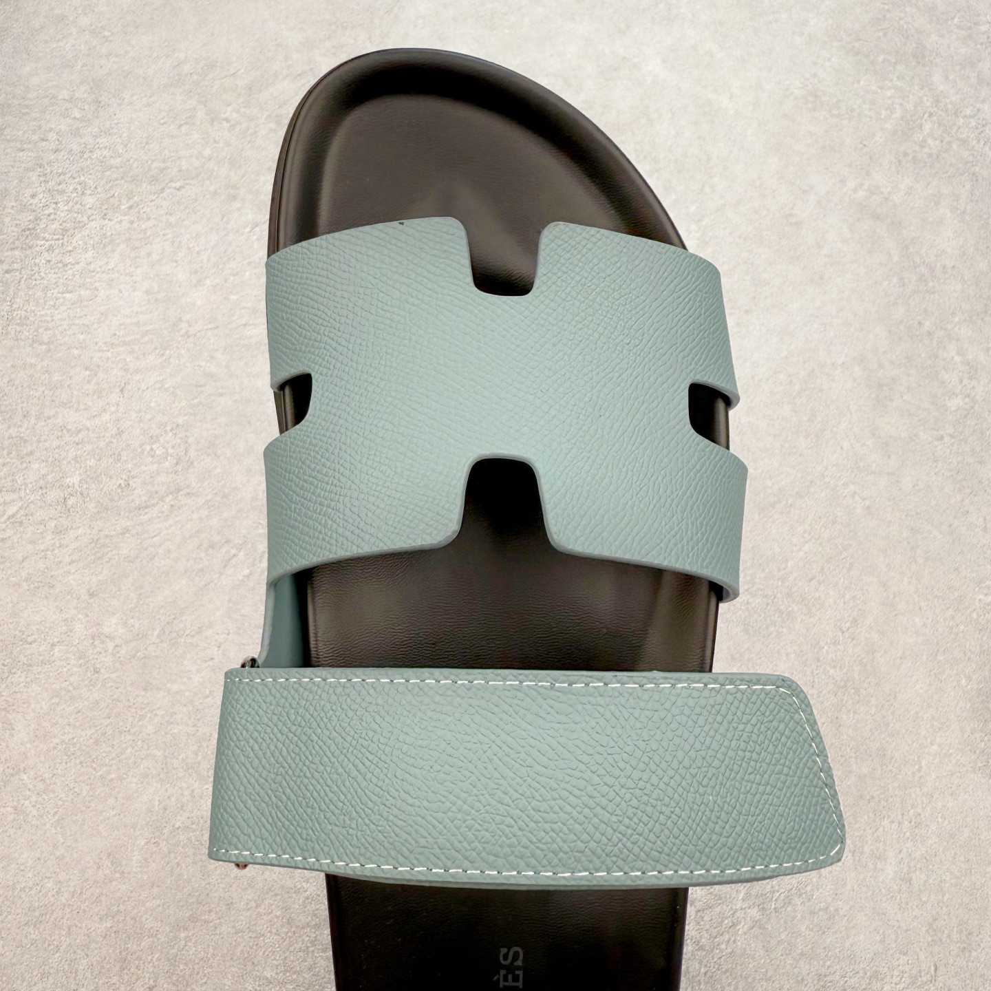 图片[4]-HERMES 爱马仕 Chypre 平底一字拖鞋 经典系列2025 最新经典款拖鞋 经典皮面/呢绒/牛津面 今年绝比小爆款系列 高端零售可主推款。 原版一比一开发 专柜正品以发售 平台开始预售已上架，Zp 7000-10000+ 总计20个配色 首批3个配色已出货 大家放心选购 品质超赞👍 全鞋全真牛皮 私模独立开发原大底 市场独家 压花工艺 几乎接近一致 全套专柜一致包装。尺码：35 36 37 38 39 40 41 42 43 44 45 46-选品中心