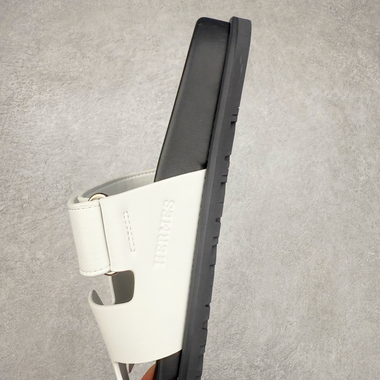 图片[7]-HERMES 爱马仕 Chypre 平底一字拖鞋 经典系列2025 最新经典款拖鞋 经典皮面/呢绒/牛津面 今年绝比小爆款系列 高端零售可主推款。 原版一比一开发 专柜正品以发售 平台开始预售已上架，Zp 7000-10000+ 总计20个配色 首批3个配色已出货 大家放心选购 品质超赞👍 全鞋全真牛皮 私模独立开发原大底 市场独家 压花工艺 几乎接近一致 全套专柜一致包装。尺码：35 36 37 38 39 40 41 42 43 44 45 46-选品中心