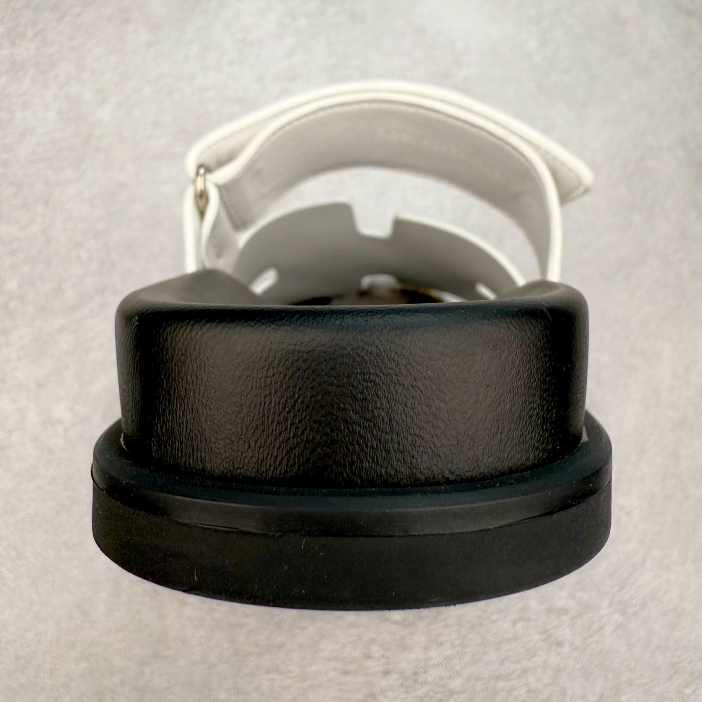 图片[8]-HERMES 爱马仕 Chypre 平底一字拖鞋 经典系列2025 最新经典款拖鞋 经典皮面/呢绒/牛津面 今年绝比小爆款系列 高端零售可主推款。 原版一比一开发 专柜正品以发售 平台开始预售已上架，Zp 7000-10000+ 总计20个配色 首批3个配色已出货 大家放心选购 品质超赞👍 全鞋全真牛皮 私模独立开发原大底 市场独家 压花工艺 几乎接近一致 全套专柜一致包装。尺码：35 36 37 38 39 40 41 42 43 44 45 46-选品中心