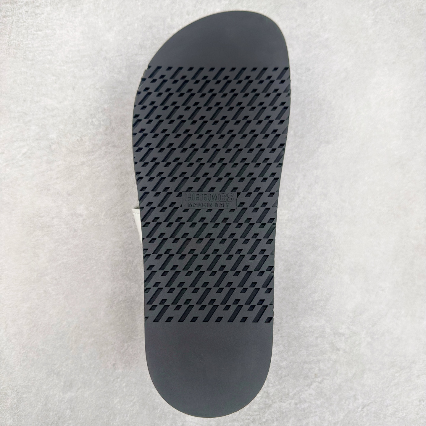 图片[9]-HERMES 爱马仕 Chypre 平底一字拖鞋 经典系列2025 最新经典款拖鞋 经典皮面/呢绒/牛津面 今年绝比小爆款系列 高端零售可主推款。 原版一比一开发 专柜正品以发售 平台开始预售已上架，Zp 7000-10000+ 总计20个配色 首批3个配色已出货 大家放心选购 品质超赞👍 全鞋全真牛皮 私模独立开发原大底 市场独家 压花工艺 几乎接近一致 全套专柜一致包装。尺码：35 36 37 38 39 40 41 42 43 44 45 46-选品中心