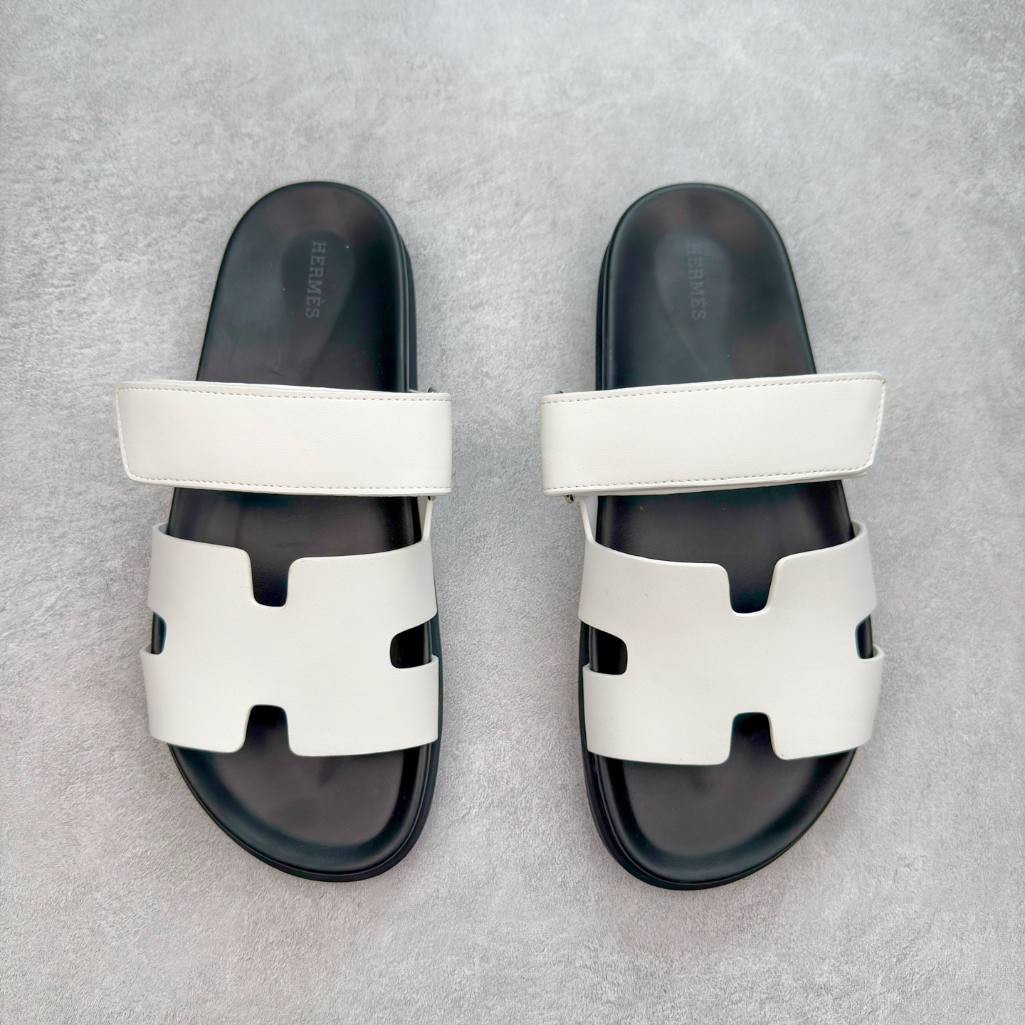 图片[2]-HERMES 爱马仕 Chypre 平底一字拖鞋 经典系列2025 最新经典款拖鞋 经典皮面/呢绒/牛津面 今年绝比小爆款系列 高端零售可主推款。 原版一比一开发 专柜正品以发售 平台开始预售已上架，Zp 7000-10000+ 总计20个配色 首批3个配色已出货 大家放心选购 品质超赞👍 全鞋全真牛皮 私模独立开发原大底 市场独家 压花工艺 几乎接近一致 全套专柜一致包装。尺码：35 36 37 38 39 40 41 42 43 44 45 46-选品中心