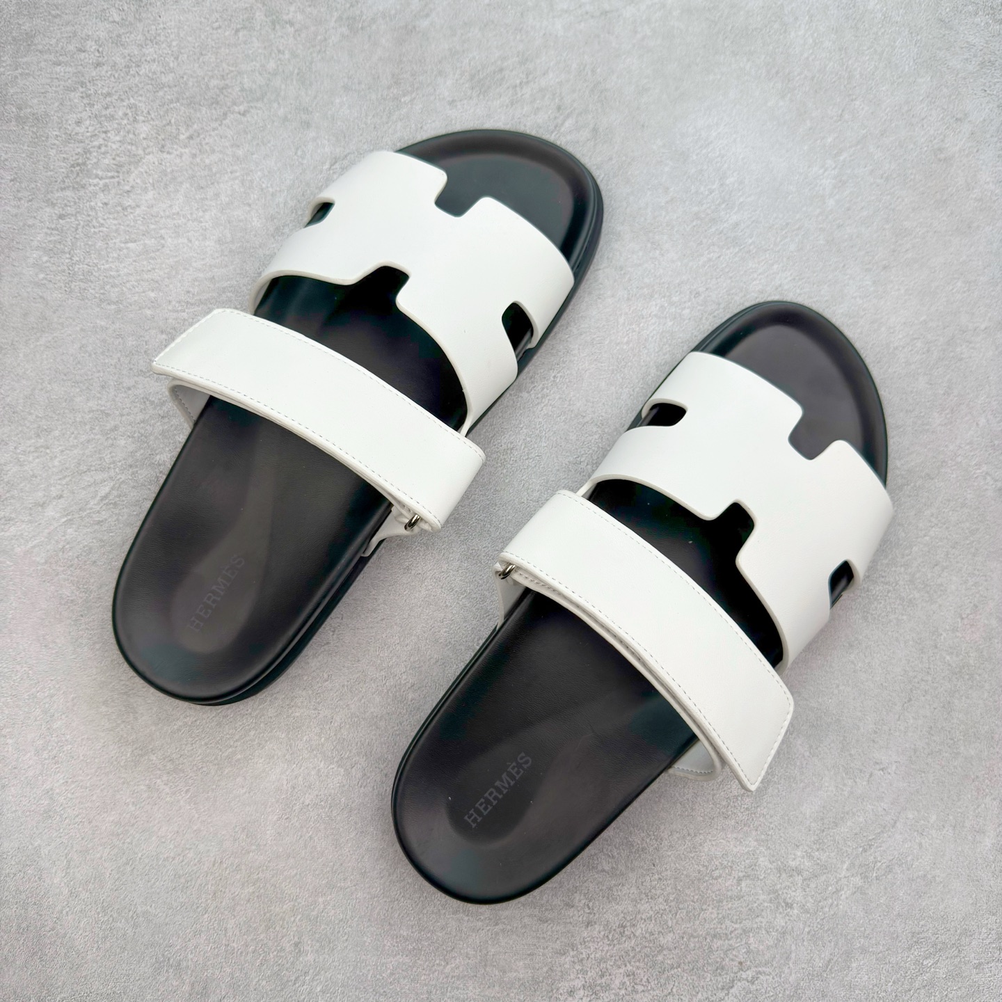 图片[3]-HERMES 爱马仕 Chypre 平底一字拖鞋 经典系列2025 最新经典款拖鞋 经典皮面/呢绒/牛津面 今年绝比小爆款系列 高端零售可主推款。 原版一比一开发 专柜正品以发售 平台开始预售已上架，Zp 7000-10000+ 总计20个配色 首批3个配色已出货 大家放心选购 品质超赞👍 全鞋全真牛皮 私模独立开发原大底 市场独家 压花工艺 几乎接近一致 全套专柜一致包装。尺码：35 36 37 38 39 40 41 42 43 44 45 46-选品中心