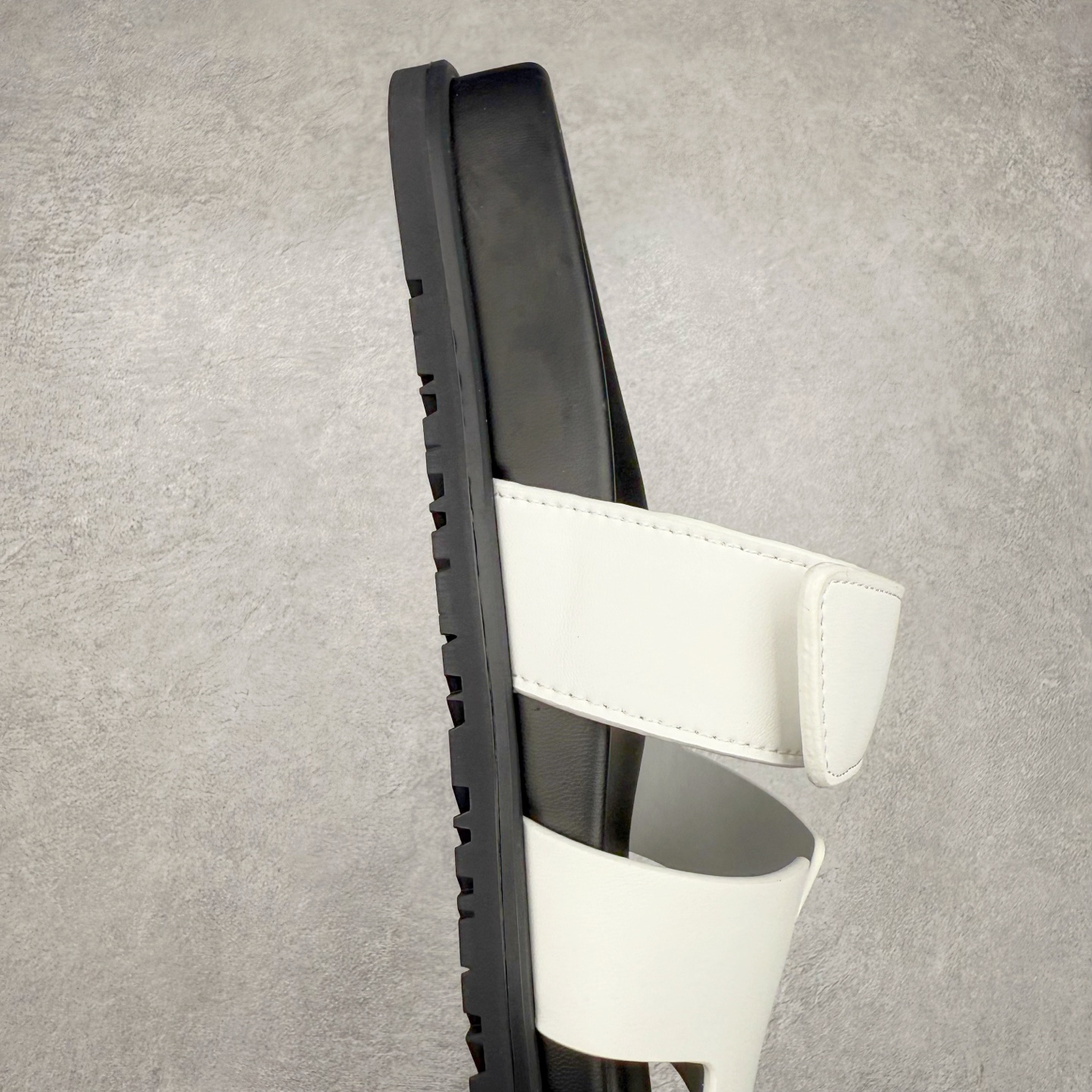 图片[6]-HERMES 爱马仕 Chypre 平底一字拖鞋 经典系列2025 最新经典款拖鞋 经典皮面/呢绒/牛津面 今年绝比小爆款系列 高端零售可主推款。 原版一比一开发 专柜正品以发售 平台开始预售已上架，Zp 7000-10000+ 总计20个配色 首批3个配色已出货 大家放心选购 品质超赞👍 全鞋全真牛皮 私模独立开发原大底 市场独家 压花工艺 几乎接近一致 全套专柜一致包装。尺码：35 36 37 38 39 40 41 42 43 44 45 46-选品中心