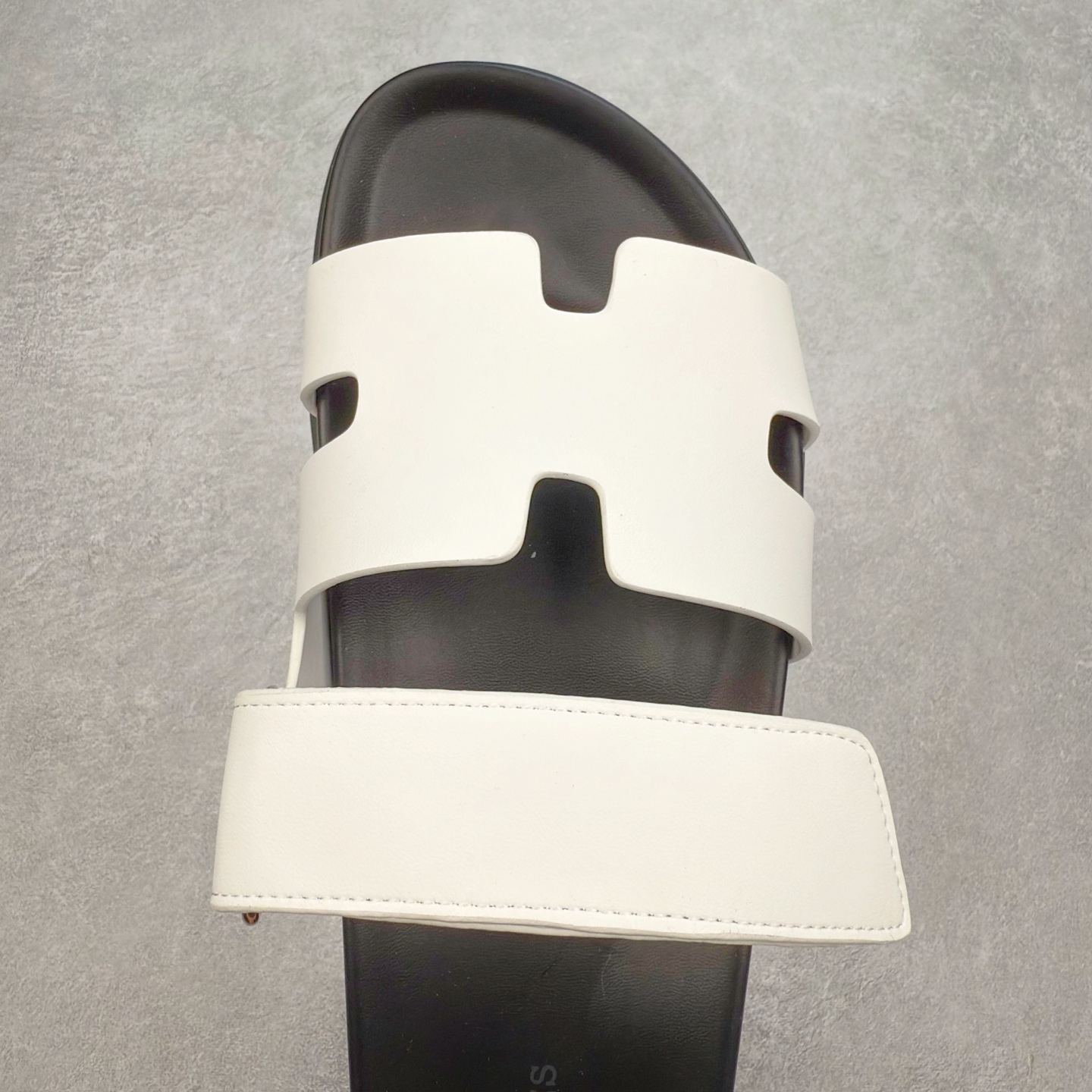 图片[4]-HERMES 爱马仕 Chypre 平底一字拖鞋 经典系列2025 最新经典款拖鞋 经典皮面/呢绒/牛津面 今年绝比小爆款系列 高端零售可主推款。 原版一比一开发 专柜正品以发售 平台开始预售已上架，Zp 7000-10000+ 总计20个配色 首批3个配色已出货 大家放心选购 品质超赞👍 全鞋全真牛皮 私模独立开发原大底 市场独家 压花工艺 几乎接近一致 全套专柜一致包装。尺码：35 36 37 38 39 40 41 42 43 44 45 46-选品中心