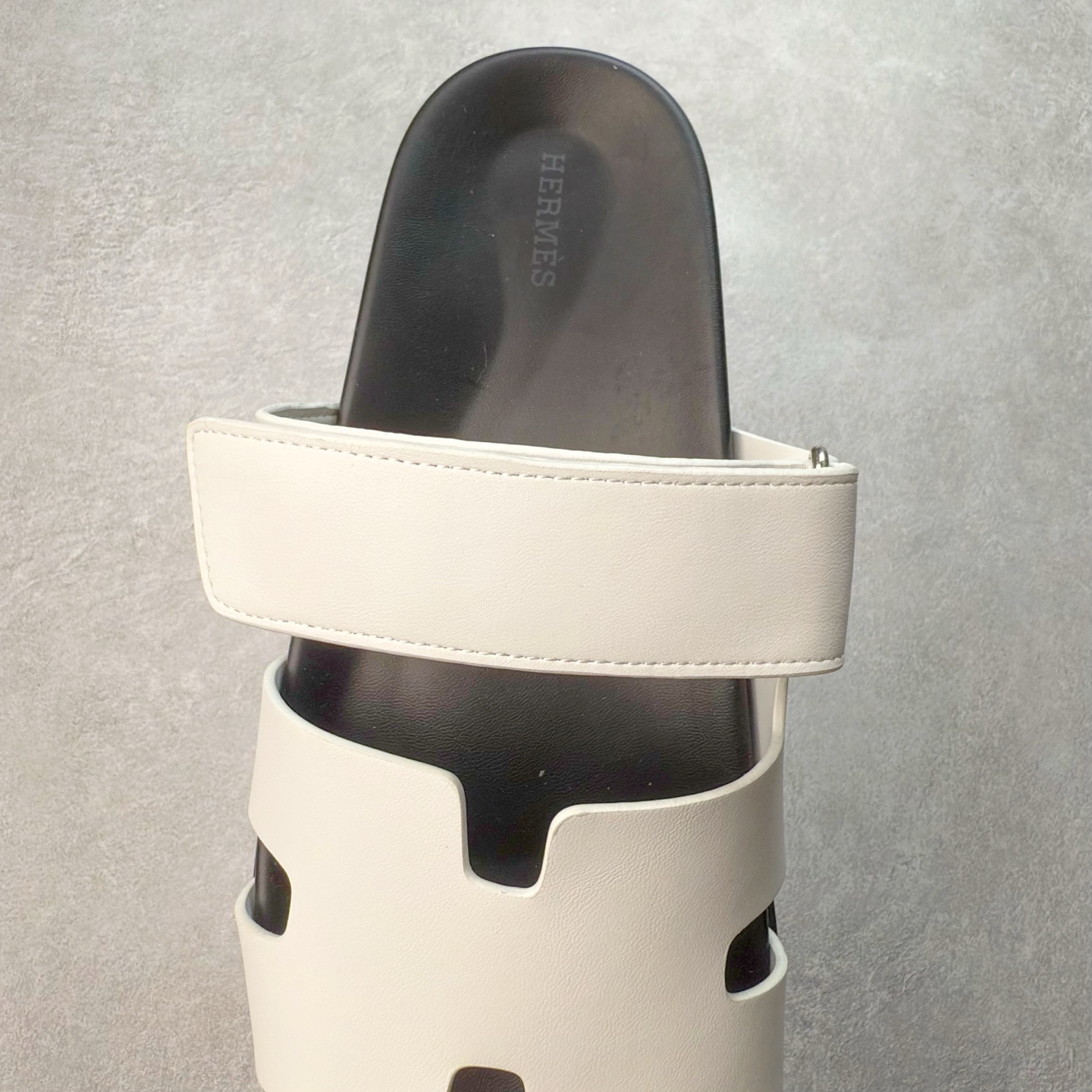 图片[5]-HERMES 爱马仕 Chypre 平底一字拖鞋 经典系列2025 最新经典款拖鞋 经典皮面/呢绒/牛津面 今年绝比小爆款系列 高端零售可主推款。 原版一比一开发 专柜正品以发售 平台开始预售已上架，Zp 7000-10000+ 总计20个配色 首批3个配色已出货 大家放心选购 品质超赞👍 全鞋全真牛皮 私模独立开发原大底 市场独家 压花工艺 几乎接近一致 全套专柜一致包装。尺码：35 36 37 38 39 40 41 42 43 44 45 46-选品中心