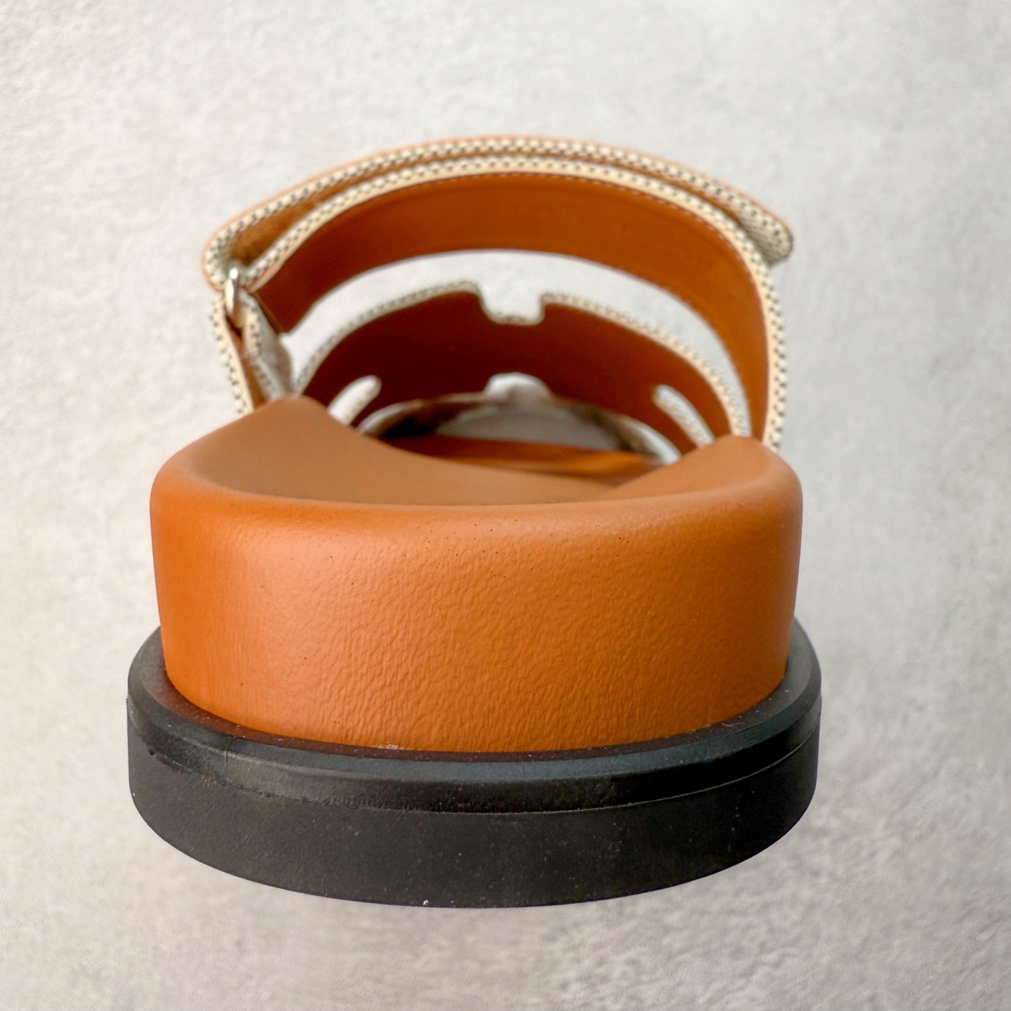 图片[8]-HERMES 爱马仕 Chypre 平底一字拖鞋 经典系列2025 最新经典款拖鞋 经典皮面/呢绒/牛津面 今年绝比小爆款系列 高端零售可主推款。 原版一比一开发 专柜正品以发售 平台开始预售已上架，Zp 7000-10000+ 总计20个配色 首批3个配色已出货 大家放心选购 品质超赞👍 全鞋全真牛皮 私模独立开发原大底 市场独家 压花工艺 几乎接近一致 全套专柜一致包装。尺码：35 36 37 38 39 40 41 42 43 44 45 46-选品中心