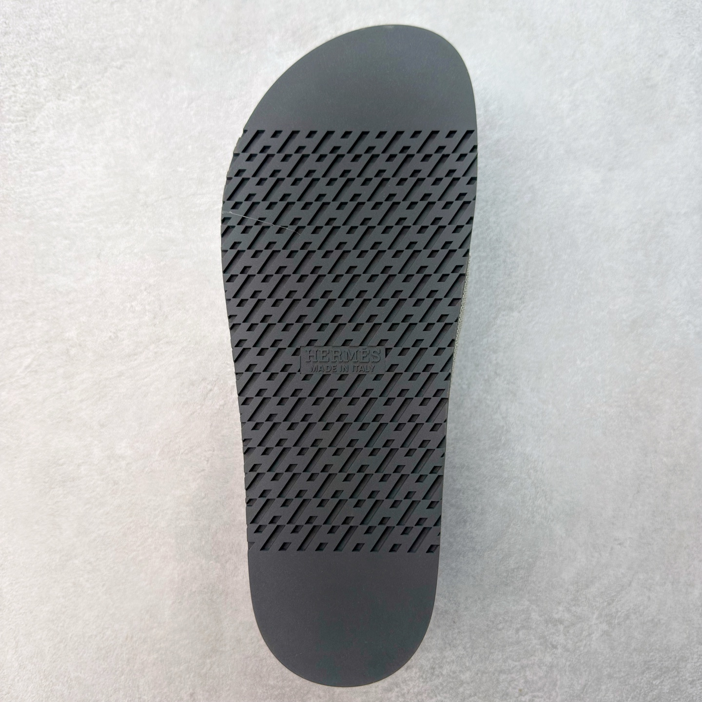 图片[9]-HERMES 爱马仕 Chypre 平底一字拖鞋 经典系列2025 最新经典款拖鞋 经典皮面/呢绒/牛津面 今年绝比小爆款系列 高端零售可主推款。 原版一比一开发 专柜正品以发售 平台开始预售已上架，Zp 7000-10000+ 总计20个配色 首批3个配色已出货 大家放心选购 品质超赞👍 全鞋全真牛皮 私模独立开发原大底 市场独家 压花工艺 几乎接近一致 全套专柜一致包装。尺码：35 36 37 38 39 40 41 42 43 44 45 46-选品中心