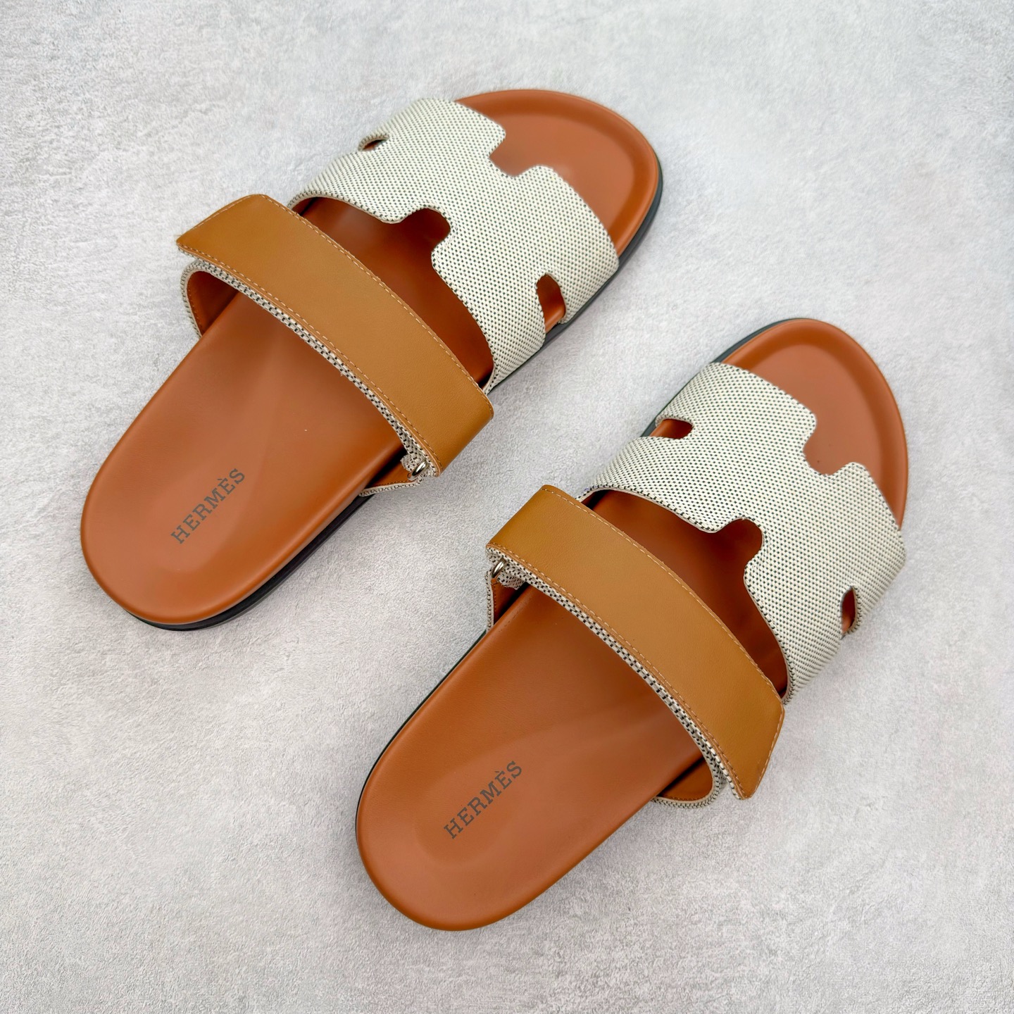 图片[3]-HERMES 爱马仕 Chypre 平底一字拖鞋 经典系列2025 最新经典款拖鞋 经典皮面/呢绒/牛津面 今年绝比小爆款系列 高端零售可主推款。 原版一比一开发 专柜正品以发售 平台开始预售已上架，Zp 7000-10000+ 总计20个配色 首批3个配色已出货 大家放心选购 品质超赞👍 全鞋全真牛皮 私模独立开发原大底 市场独家 压花工艺 几乎接近一致 全套专柜一致包装。尺码：35 36 37 38 39 40 41 42 43 44 45 46-选品中心