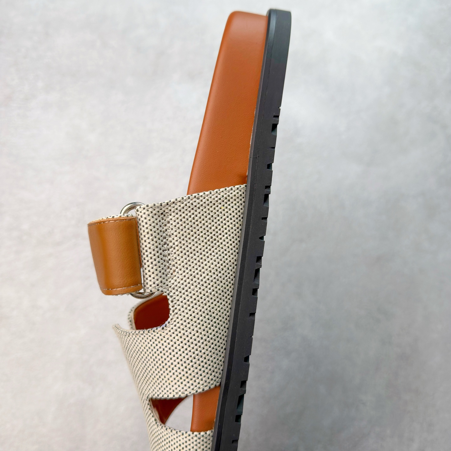 图片[7]-HERMES 爱马仕 Chypre 平底一字拖鞋 经典系列2025 最新经典款拖鞋 经典皮面/呢绒/牛津面 今年绝比小爆款系列 高端零售可主推款。 原版一比一开发 专柜正品以发售 平台开始预售已上架，Zp 7000-10000+ 总计20个配色 首批3个配色已出货 大家放心选购 品质超赞👍 全鞋全真牛皮 私模独立开发原大底 市场独家 压花工艺 几乎接近一致 全套专柜一致包装。尺码：35 36 37 38 39 40 41 42 43 44 45 46-选品中心