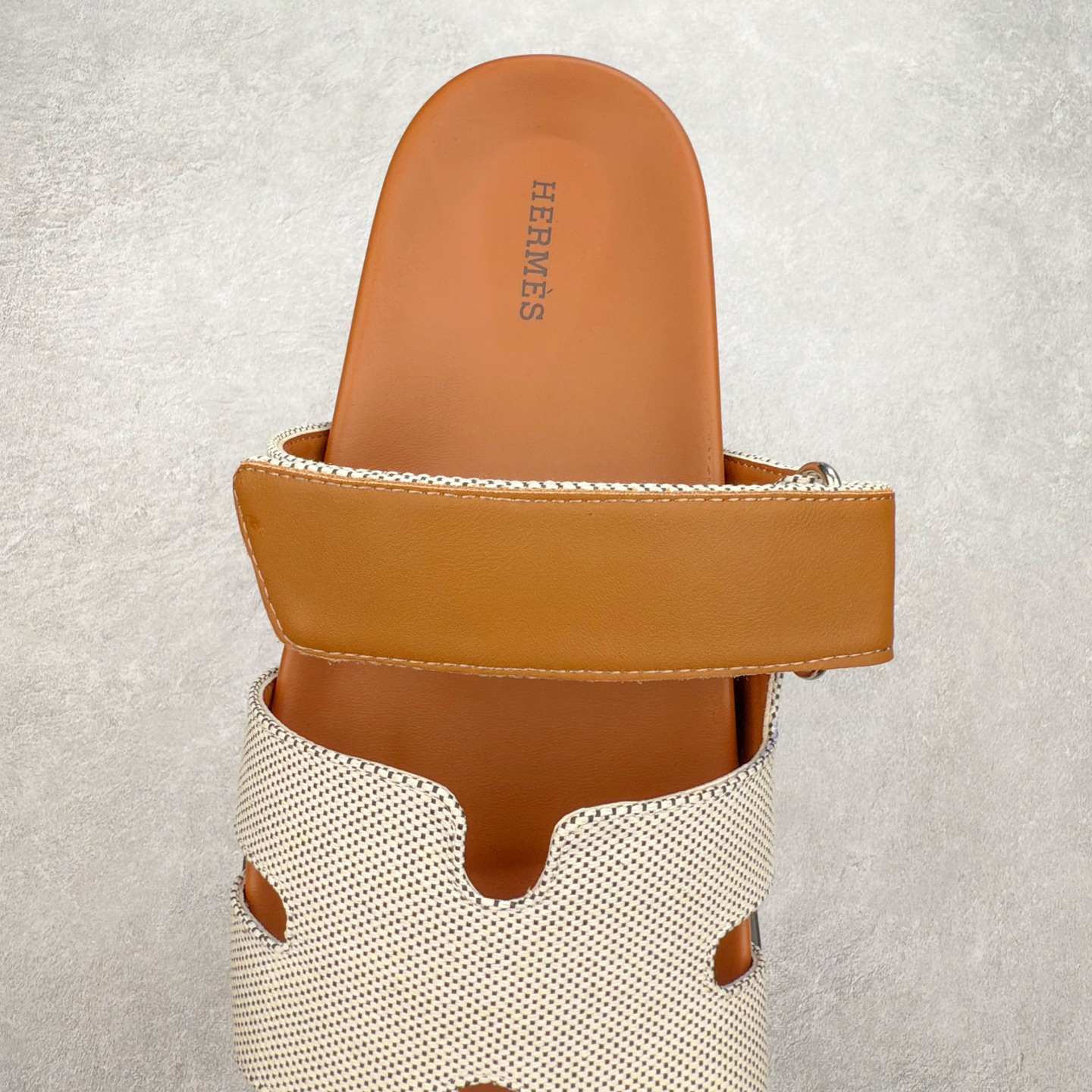 图片[5]-HERMES 爱马仕 Chypre 平底一字拖鞋 经典系列2025 最新经典款拖鞋 经典皮面/呢绒/牛津面 今年绝比小爆款系列 高端零售可主推款。 原版一比一开发 专柜正品以发售 平台开始预售已上架，Zp 7000-10000+ 总计20个配色 首批3个配色已出货 大家放心选购 品质超赞👍 全鞋全真牛皮 私模独立开发原大底 市场独家 压花工艺 几乎接近一致 全套专柜一致包装。尺码：35 36 37 38 39 40 41 42 43 44 45 46-选品中心