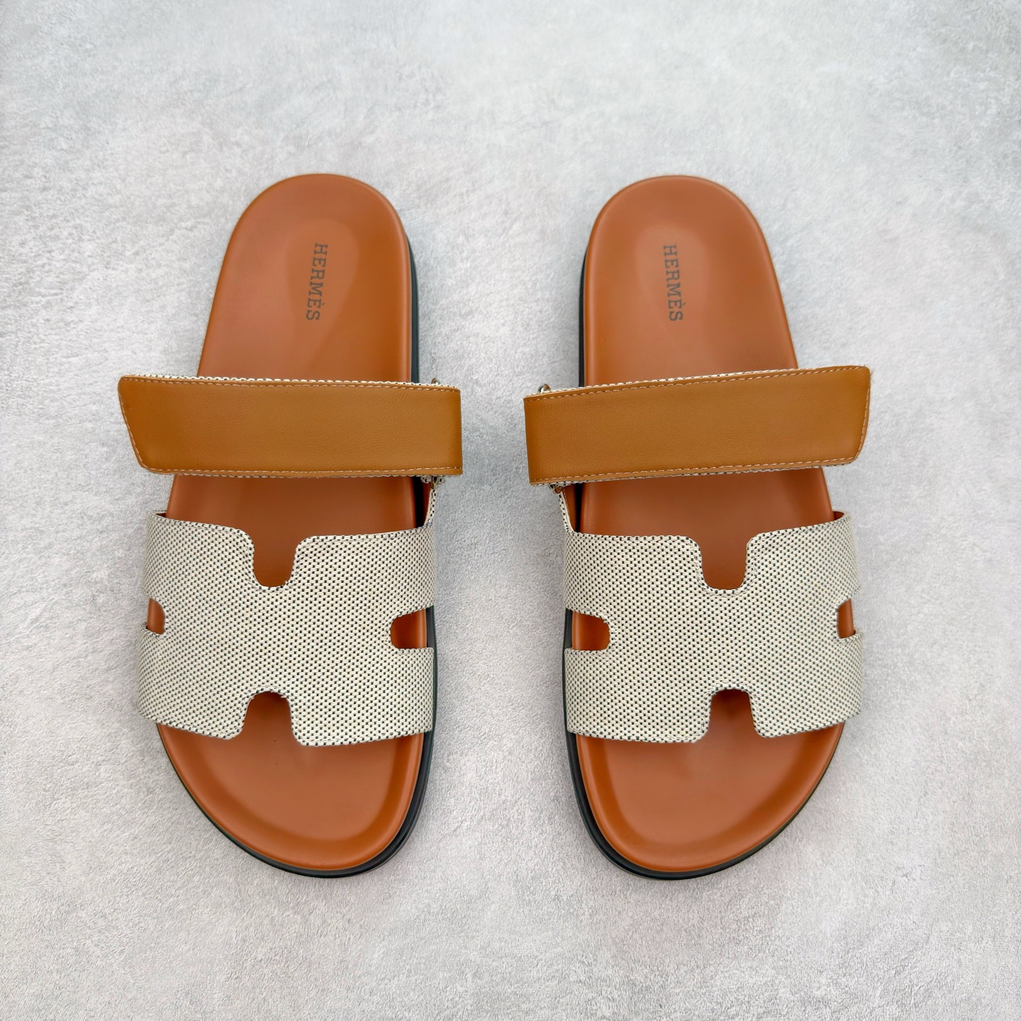 图片[2]-HERMES 爱马仕 Chypre 平底一字拖鞋 经典系列2025 最新经典款拖鞋 经典皮面/呢绒/牛津面 今年绝比小爆款系列 高端零售可主推款。 原版一比一开发 专柜正品以发售 平台开始预售已上架，Zp 7000-10000+ 总计20个配色 首批3个配色已出货 大家放心选购 品质超赞👍 全鞋全真牛皮 私模独立开发原大底 市场独家 压花工艺 几乎接近一致 全套专柜一致包装。尺码：35 36 37 38 39 40 41 42 43 44 45 46-选品中心