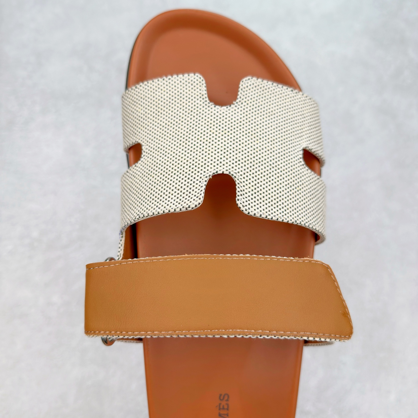 图片[4]-HERMES 爱马仕 Chypre 平底一字拖鞋 经典系列2025 最新经典款拖鞋 经典皮面/呢绒/牛津面 今年绝比小爆款系列 高端零售可主推款。 原版一比一开发 专柜正品以发售 平台开始预售已上架，Zp 7000-10000+ 总计20个配色 首批3个配色已出货 大家放心选购 品质超赞👍 全鞋全真牛皮 私模独立开发原大底 市场独家 压花工艺 几乎接近一致 全套专柜一致包装。尺码：35 36 37 38 39 40 41 42 43 44 45 46-选品中心