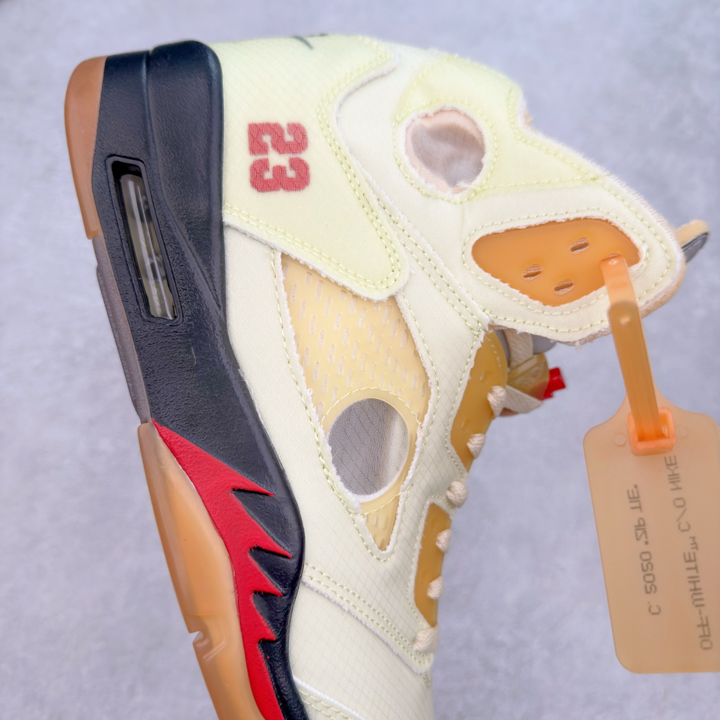 图片[6]-Off-White™ x Air Jordan Retro AJ5 OW联名白蝉翼 DH8565-100 外贸订单 全套原纸板楦头开发 确保原汁原味 完美呈现五代版型 定制优质皮料 完美鞋型匹配公司货 正确TPU鞋舌锁扣 最新原厂底模 大底卡色咬花完美 鞋柜必备鞋款 终端现货供应 尺码：39 40 40.5 41 42 42.5 43 44 44.5 45 46 47.5-选品中心