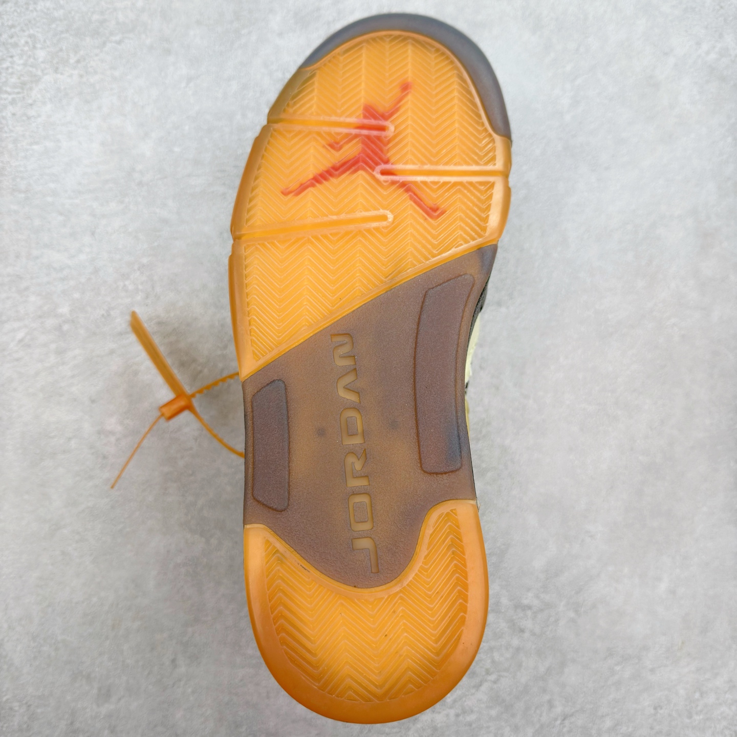 图片[9]-Off-White™ x Air Jordan Retro AJ5 OW联名白蝉翼 DH8565-100 外贸订单 全套原纸板楦头开发 确保原汁原味 完美呈现五代版型 定制优质皮料 完美鞋型匹配公司货 正确TPU鞋舌锁扣 最新原厂底模 大底卡色咬花完美 鞋柜必备鞋款 终端现货供应 尺码：39 40 40.5 41 42 42.5 43 44 44.5 45 46 47.5-选品中心