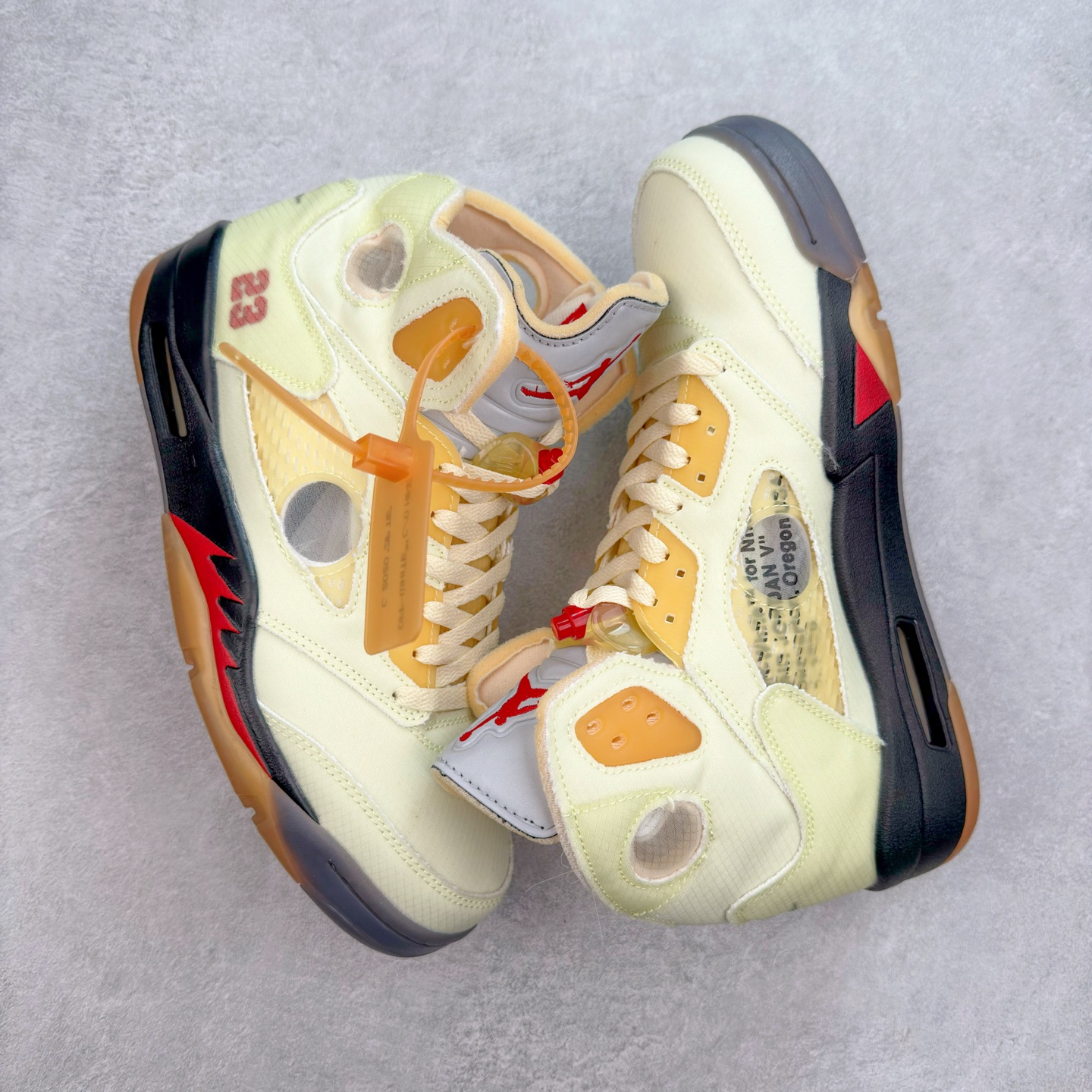 图片[3]-Off-White™ x Air Jordan Retro AJ5 OW联名白蝉翼 DH8565-100 外贸订单 全套原纸板楦头开发 确保原汁原味 完美呈现五代版型 定制优质皮料 完美鞋型匹配公司货 正确TPU鞋舌锁扣 最新原厂底模 大底卡色咬花完美 鞋柜必备鞋款 终端现货供应 尺码：39 40 40.5 41 42 42.5 43 44 44.5 45 46 47.5-选品中心