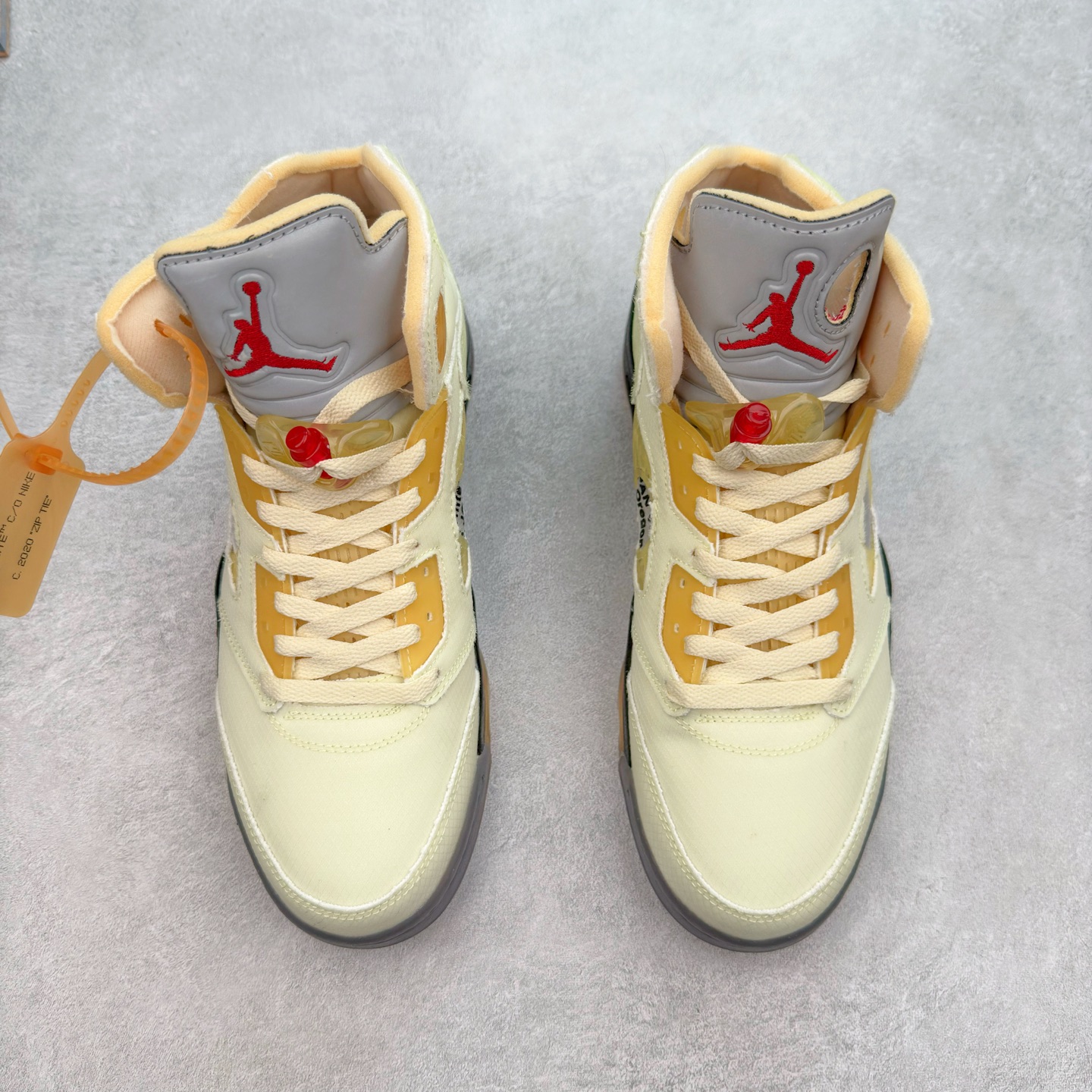 图片[2]-Off-White™ x Air Jordan Retro AJ5 OW联名白蝉翼 DH8565-100 外贸订单 全套原纸板楦头开发 确保原汁原味 完美呈现五代版型 定制优质皮料 完美鞋型匹配公司货 正确TPU鞋舌锁扣 最新原厂底模 大底卡色咬花完美 鞋柜必备鞋款 终端现货供应 尺码：39 40 40.5 41 42 42.5 43 44 44.5 45 46 47.5-选品中心