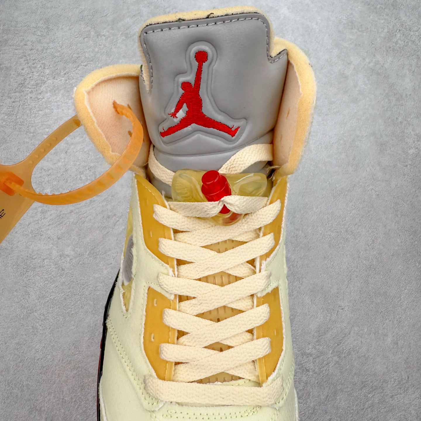 图片[5]-Off-White™ x Air Jordan Retro AJ5 OW联名白蝉翼 DH8565-100 外贸订单 全套原纸板楦头开发 确保原汁原味 完美呈现五代版型 定制优质皮料 完美鞋型匹配公司货 正确TPU鞋舌锁扣 最新原厂底模 大底卡色咬花完美 鞋柜必备鞋款 终端现货供应 尺码：39 40 40.5 41 42 42.5 43 44 44.5 45 46 47.5-选品中心