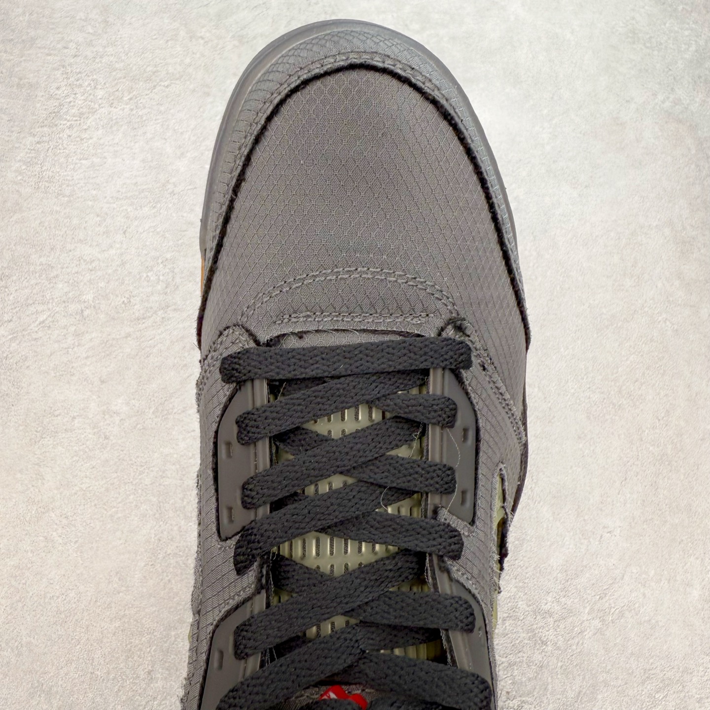 图片[4]-Off-White™ x Air Jordan Retro AJ5 OW联名黑蝉翼 DH8565-001 外贸订单 全套原纸板楦头开发 确保原汁原味 完美呈现五代版型 定制优质皮料 完美鞋型匹配公司货 正确TPU鞋舌锁扣 最新原厂底模 大底卡色咬花完美 鞋柜必备鞋款 终端现货供应 尺码：39 40 40.5 41 42 42.5 43 44 44.5 45 46 47.5-选品中心