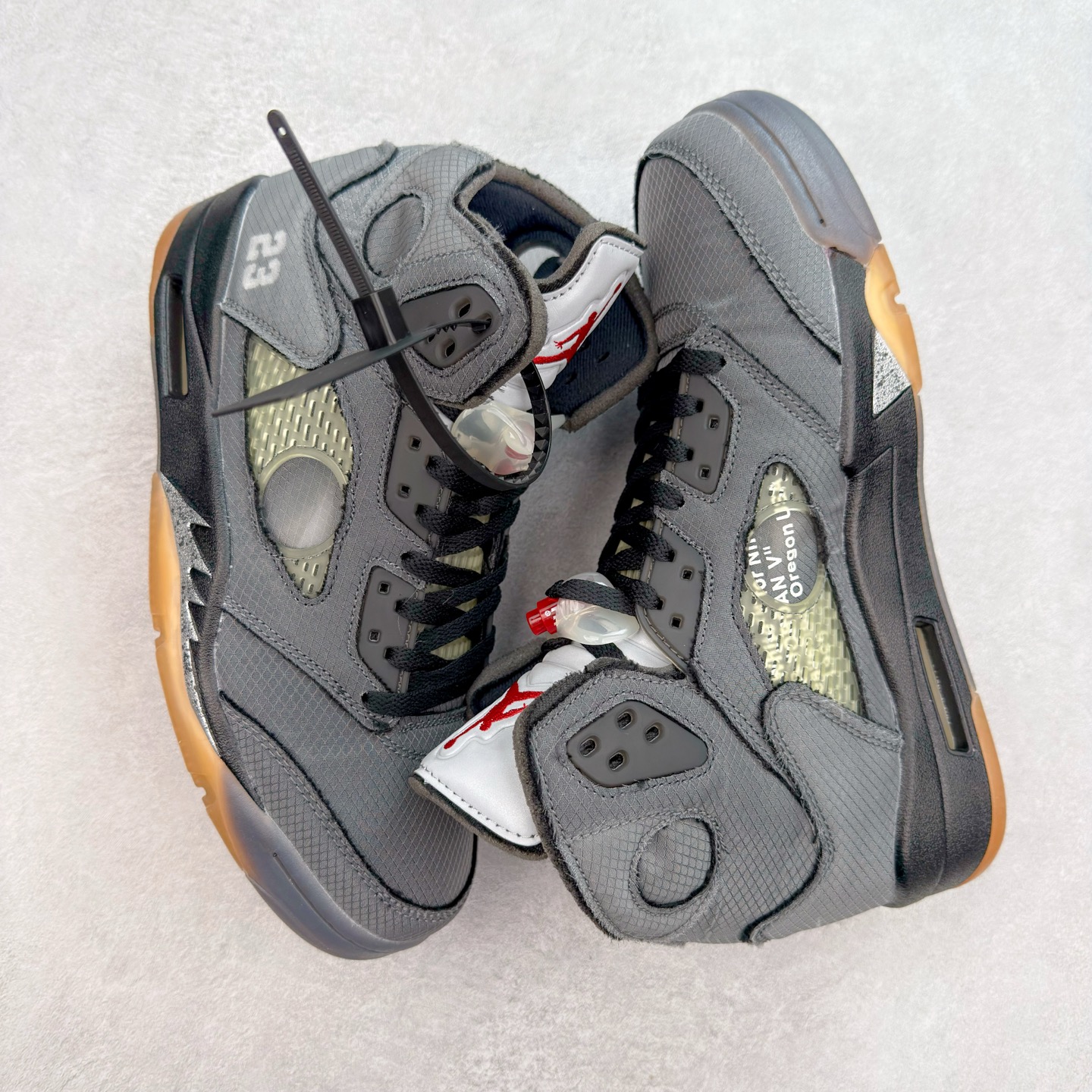 图片[3]-Off-White™ x Air Jordan Retro AJ5 OW联名黑蝉翼 DH8565-001 外贸订单 全套原纸板楦头开发 确保原汁原味 完美呈现五代版型 定制优质皮料 完美鞋型匹配公司货 正确TPU鞋舌锁扣 最新原厂底模 大底卡色咬花完美 鞋柜必备鞋款 终端现货供应 尺码：39 40 40.5 41 42 42.5 43 44 44.5 45 46 47.5-选品中心