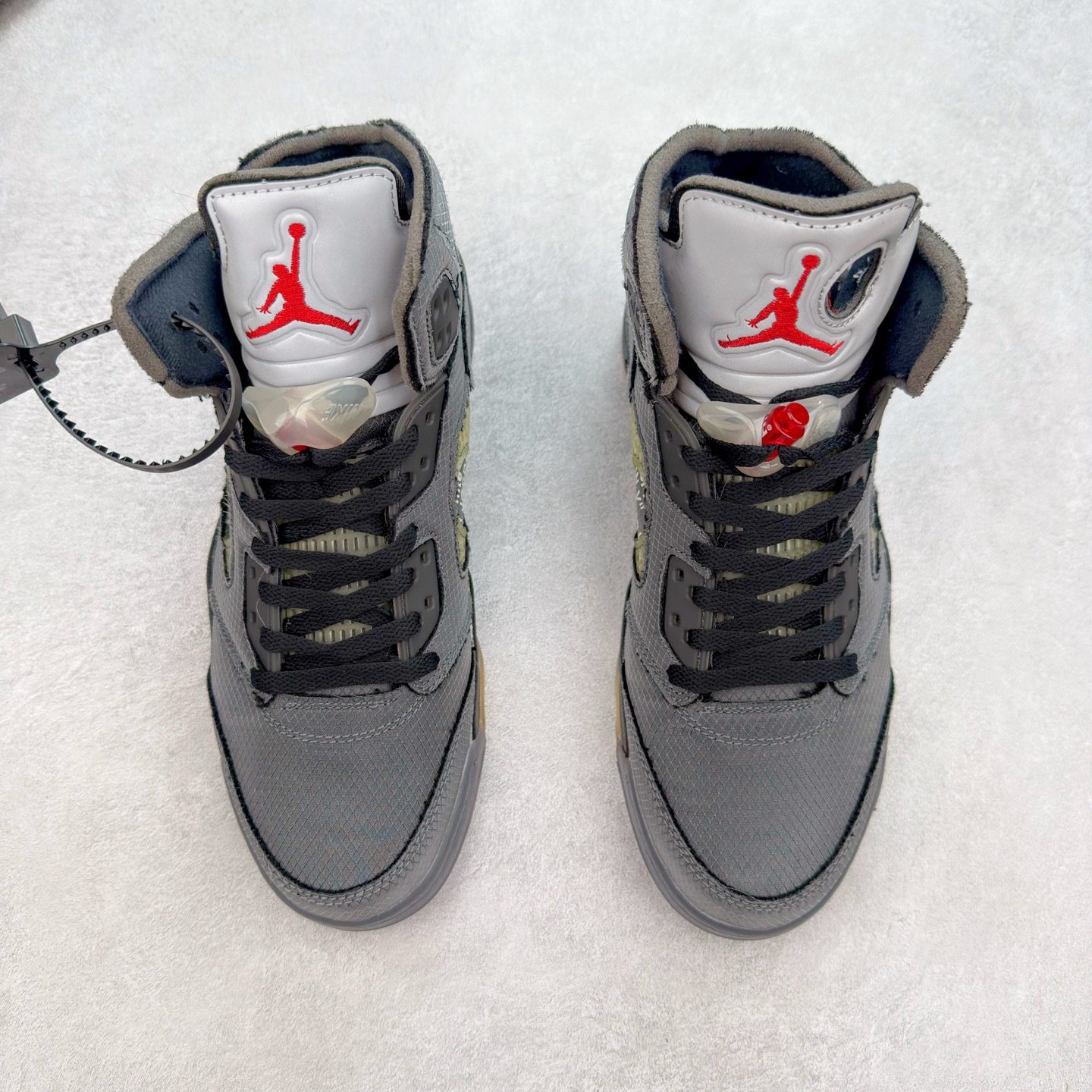 图片[2]-Off-White™ x Air Jordan Retro AJ5 OW联名黑蝉翼 DH8565-001 外贸订单 全套原纸板楦头开发 确保原汁原味 完美呈现五代版型 定制优质皮料 完美鞋型匹配公司货 正确TPU鞋舌锁扣 最新原厂底模 大底卡色咬花完美 鞋柜必备鞋款 终端现货供应 尺码：39 40 40.5 41 42 42.5 43 44 44.5 45 46 47.5-选品中心