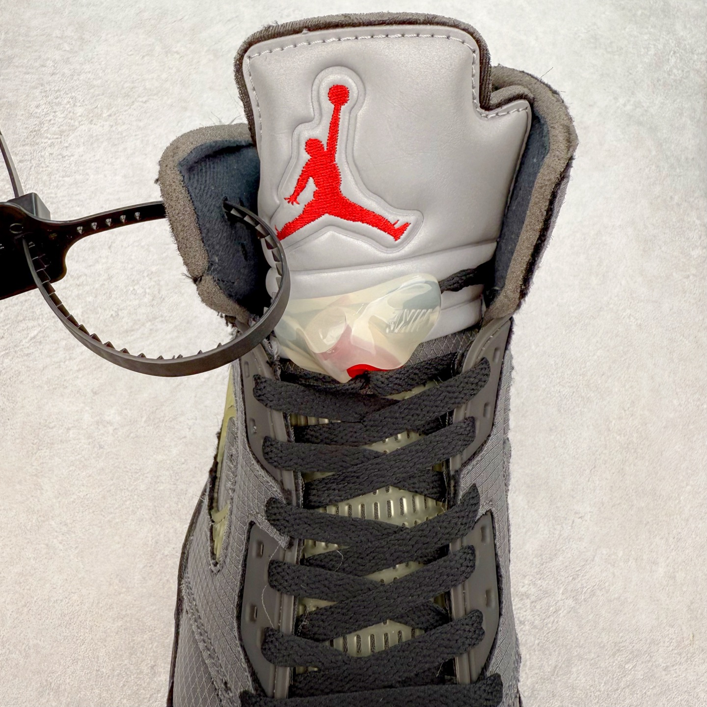 图片[5]-Off-White™ x Air Jordan Retro AJ5 OW联名黑蝉翼 DH8565-001 外贸订单 全套原纸板楦头开发 确保原汁原味 完美呈现五代版型 定制优质皮料 完美鞋型匹配公司货 正确TPU鞋舌锁扣 最新原厂底模 大底卡色咬花完美 鞋柜必备鞋款 终端现货供应 尺码：39 40 40.5 41 42 42.5 43 44 44.5 45 46 47.5-选品中心