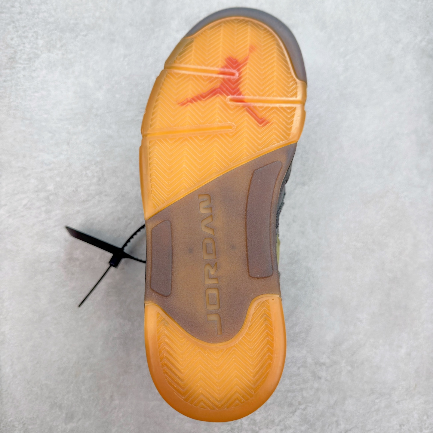 图片[9]-Off-White™ x Air Jordan Retro AJ5 OW联名黑蝉翼 DH8565-001 外贸订单 全套原纸板楦头开发 确保原汁原味 完美呈现五代版型 定制优质皮料 完美鞋型匹配公司货 正确TPU鞋舌锁扣 最新原厂底模 大底卡色咬花完美 鞋柜必备鞋款 终端现货供应 尺码：39 40 40.5 41 42 42.5 43 44 44.5 45 46 47.5-选品中心