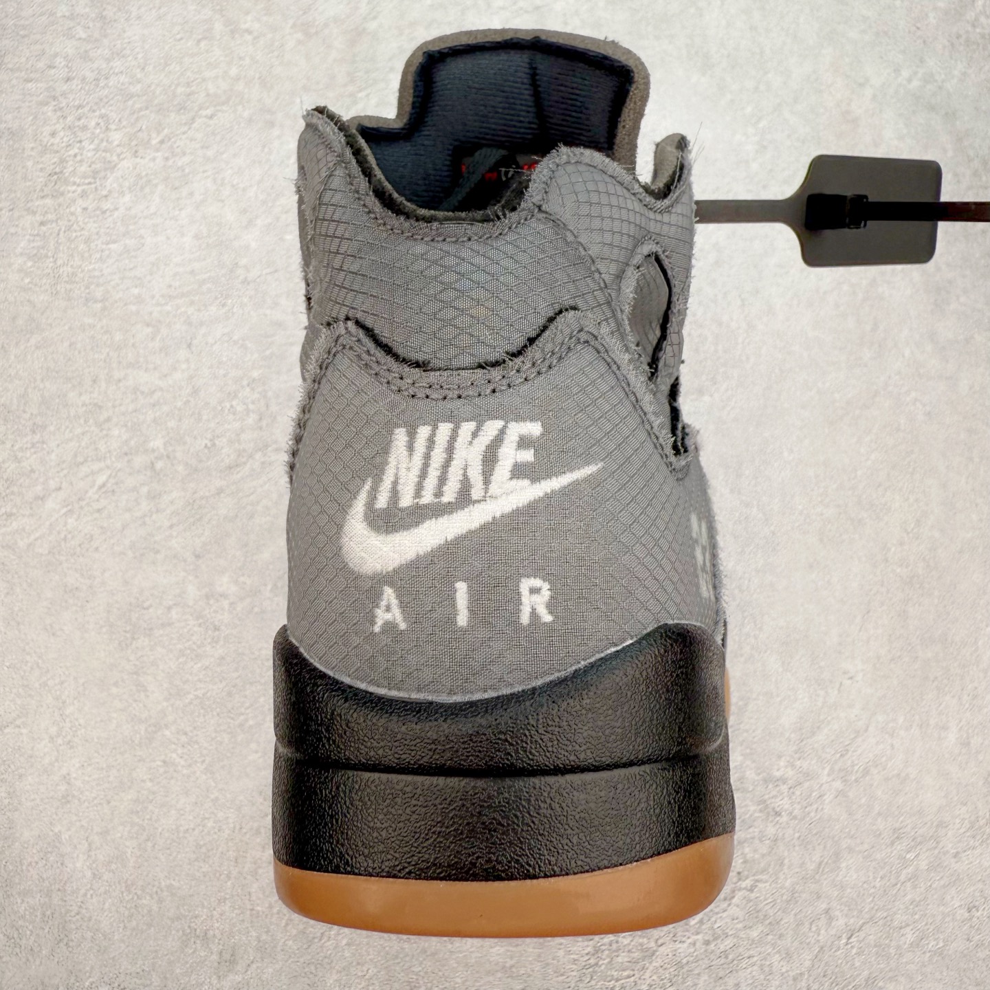 图片[8]-Off-White™ x Air Jordan Retro AJ5 OW联名黑蝉翼 DH8565-001 外贸订单 全套原纸板楦头开发 确保原汁原味 完美呈现五代版型 定制优质皮料 完美鞋型匹配公司货 正确TPU鞋舌锁扣 最新原厂底模 大底卡色咬花完美 鞋柜必备鞋款 终端现货供应 尺码：39 40 40.5 41 42 42.5 43 44 44.5 45 46 47.5-选品中心