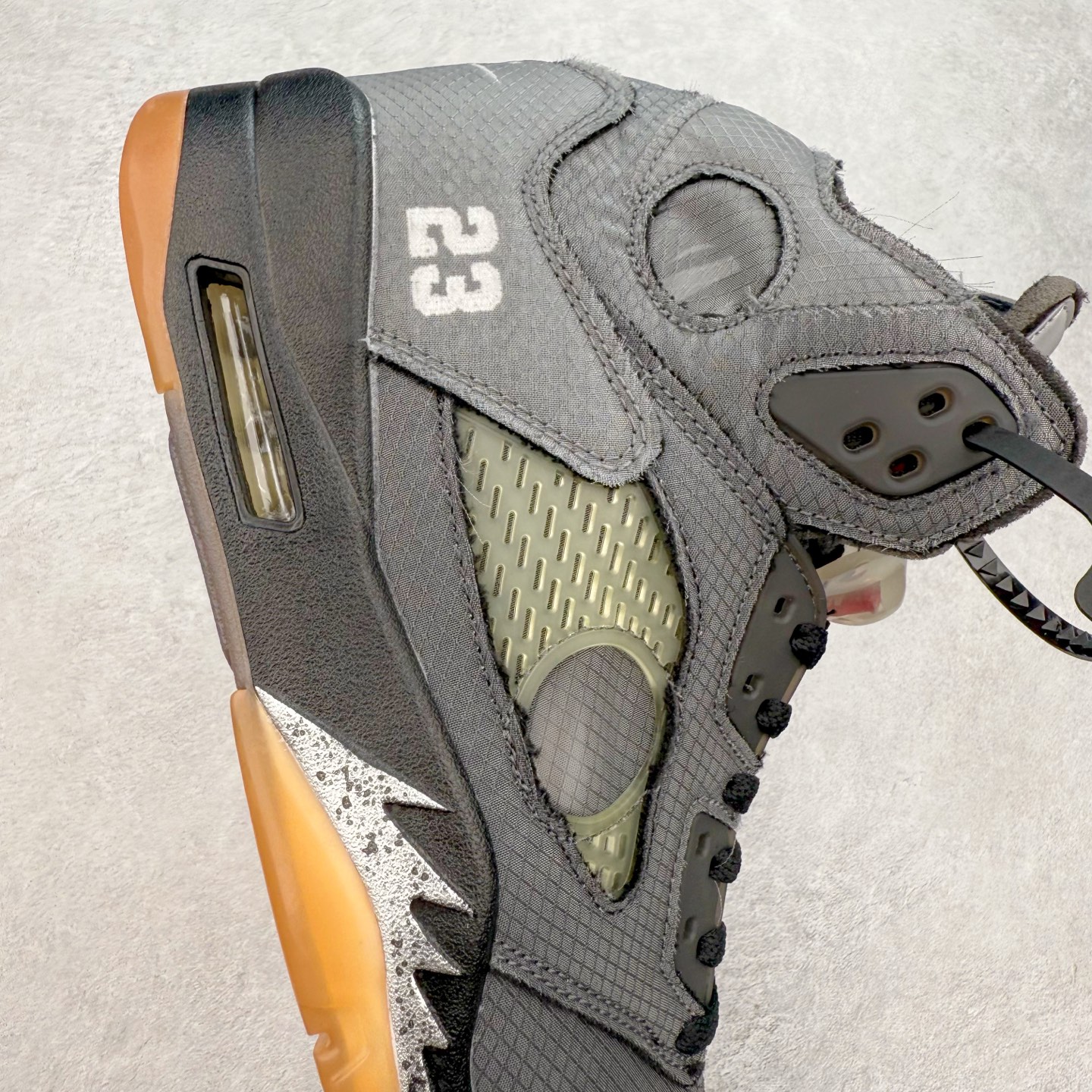 图片[6]-Off-White™ x Air Jordan Retro AJ5 OW联名黑蝉翼 DH8565-001 外贸订单 全套原纸板楦头开发 确保原汁原味 完美呈现五代版型 定制优质皮料 完美鞋型匹配公司货 正确TPU鞋舌锁扣 最新原厂底模 大底卡色咬花完美 鞋柜必备鞋款 终端现货供应 尺码：39 40 40.5 41 42 42.5 43 44 44.5 45 46 47.5-选品中心