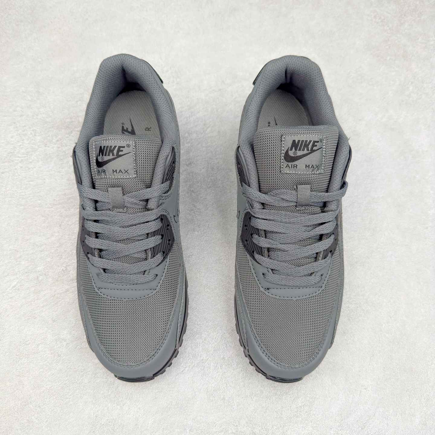 图片[2]-＃MX版 NK Air MAX 90 气垫复古减震跑步鞋 FN7785-001 经典重温 独家陆续补货 外单专供大厂出品 品质稳定 一百余色 终端操作 Air Max 90于1990年推出 来自Air Max系列 在Air Max 1的基础上改进而得 增加了气垫面积 外型上也更为流线 最特別的就是加入了菱纹塑胶嵌板 为Air Max 90增添了许多潮流气息 皮革鞋面 造就出色耐穿性和支撑力 Max Air缓震配置搭配泡棉中底 令Air Max 90轻盈而舒适 华夫格橡胶外底 铸就Air Max 90非凡的抓地力 而Air Max 90不仅是一双跑鞋 它成功跨越了时间的演进 成为了球鞋文化与潮流圈中最熟为人知的鞋款之一 尺码：36 36.5 37.5 38 38.5 39 40 40.5 41 42 42.5 43 44 44.5 45-选品中心