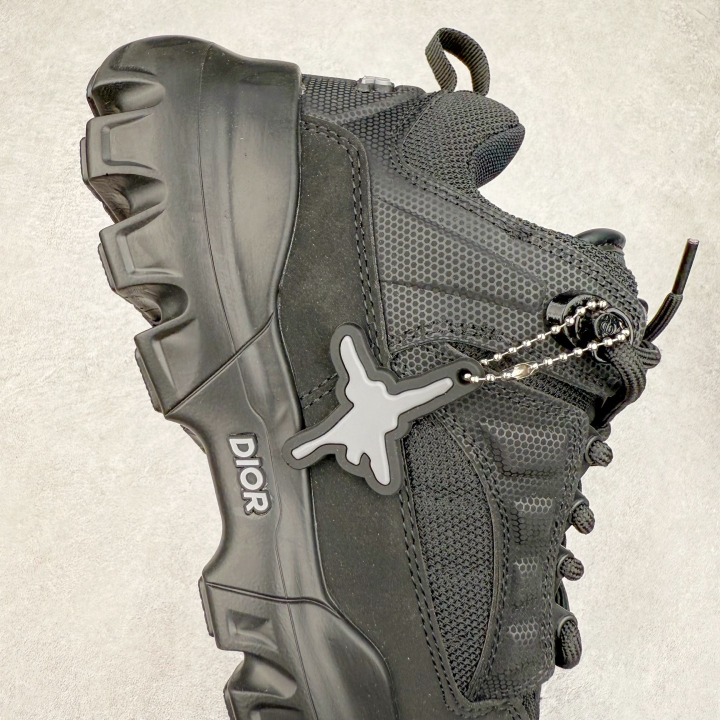 图片[6]-DIOR Snow 迪奥圆头系带低帮生活休闲鞋 老爹风系带低帮透气休闲运动慢跑鞋 独立编号限定版 升级原楦原纸版数据开发版型#全套专柜代购配件 采用反绒牛皮组合3D喷涂尼龙网织科技鞋面材质 正确吸汗网布贴合PU高弹发泡增高鞋垫 独家开发组合TR光泽耐韧隔色橡胶鞋底 Christian Dior，简称迪奥（Dior），是法国著名高价奢侈品品牌。迪奥公司由法国时装设计师克里斯汀•迪奥创立，总部设在巴黎。自1946年创始以来，Dior一直是华丽与高雅的代名词。不论是时装、化妆品或是其他产品，克里斯汀•迪奥在时尚殿堂一直雄踞顶端Dior之所以能成为经典，除了其创新中又带着优雅的设计，亦培育出许多优秀的年轻设计师。主要经营女装、男装、首饰、香水、化妆品、童装等高档消费品。尺码：35 36 37 38 39 40 41 42 43 44 45-选品中心