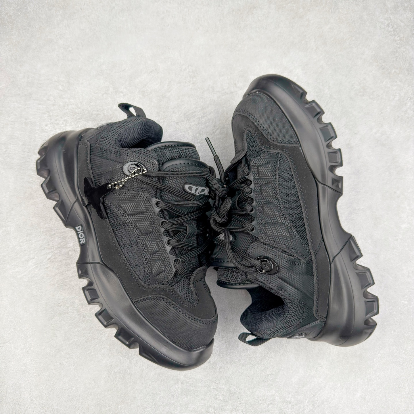 图片[3]-DIOR Snow 迪奥圆头系带低帮生活休闲鞋 老爹风系带低帮透气休闲运动慢跑鞋 独立编号限定版 升级原楦原纸版数据开发版型#全套专柜代购配件 采用反绒牛皮组合3D喷涂尼龙网织科技鞋面材质 正确吸汗网布贴合PU高弹发泡增高鞋垫 独家开发组合TR光泽耐韧隔色橡胶鞋底 Christian Dior，简称迪奥（Dior），是法国著名高价奢侈品品牌。迪奥公司由法国时装设计师克里斯汀•迪奥创立，总部设在巴黎。自1946年创始以来，Dior一直是华丽与高雅的代名词。不论是时装、化妆品或是其他产品，克里斯汀•迪奥在时尚殿堂一直雄踞顶端Dior之所以能成为经典，除了其创新中又带着优雅的设计，亦培育出许多优秀的年轻设计师。主要经营女装、男装、首饰、香水、化妆品、童装等高档消费品。尺码：35 36 37 38 39 40 41 42 43 44 45-选品中心