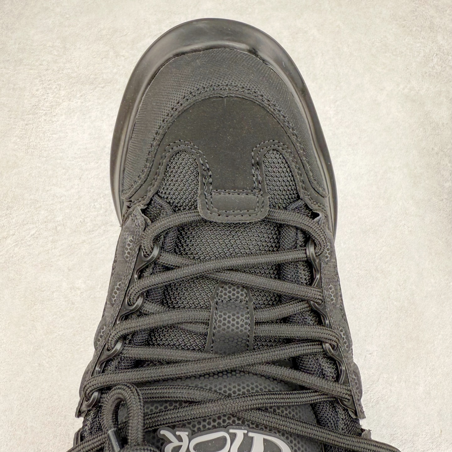 图片[4]-DIOR Snow 迪奥圆头系带低帮生活休闲鞋 老爹风系带低帮透气休闲运动慢跑鞋 独立编号限定版 升级原楦原纸版数据开发版型#全套专柜代购配件 采用反绒牛皮组合3D喷涂尼龙网织科技鞋面材质 正确吸汗网布贴合PU高弹发泡增高鞋垫 独家开发组合TR光泽耐韧隔色橡胶鞋底 Christian Dior，简称迪奥（Dior），是法国著名高价奢侈品品牌。迪奥公司由法国时装设计师克里斯汀•迪奥创立，总部设在巴黎。自1946年创始以来，Dior一直是华丽与高雅的代名词。不论是时装、化妆品或是其他产品，克里斯汀•迪奥在时尚殿堂一直雄踞顶端Dior之所以能成为经典，除了其创新中又带着优雅的设计，亦培育出许多优秀的年轻设计师。主要经营女装、男装、首饰、香水、化妆品、童装等高档消费品。尺码：35 36 37 38 39 40 41 42 43 44 45-选品中心