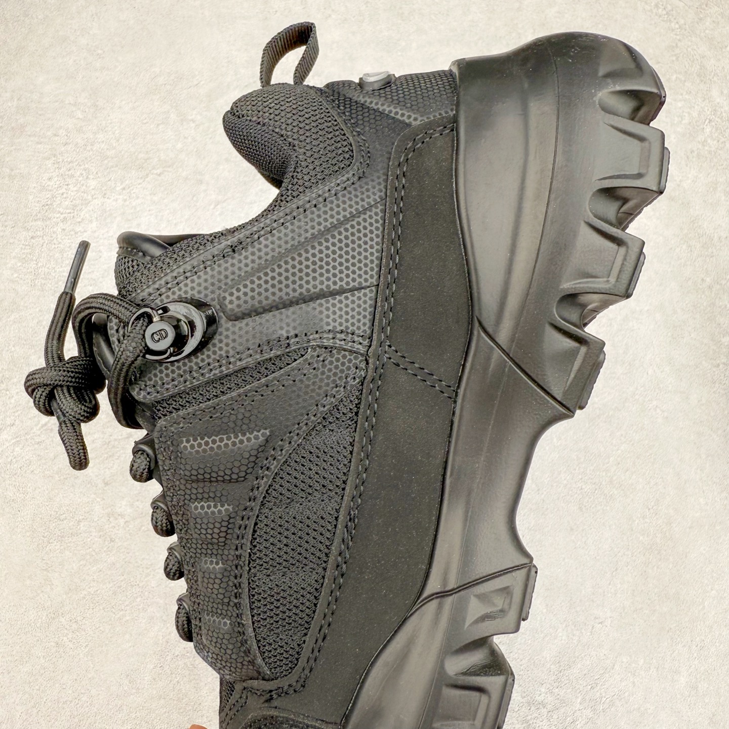 图片[7]-DIOR Snow 迪奥圆头系带低帮生活休闲鞋 老爹风系带低帮透气休闲运动慢跑鞋 独立编号限定版 升级原楦原纸版数据开发版型#全套专柜代购配件 采用反绒牛皮组合3D喷涂尼龙网织科技鞋面材质 正确吸汗网布贴合PU高弹发泡增高鞋垫 独家开发组合TR光泽耐韧隔色橡胶鞋底 Christian Dior，简称迪奥（Dior），是法国著名高价奢侈品品牌。迪奥公司由法国时装设计师克里斯汀•迪奥创立，总部设在巴黎。自1946年创始以来，Dior一直是华丽与高雅的代名词。不论是时装、化妆品或是其他产品，克里斯汀•迪奥在时尚殿堂一直雄踞顶端Dior之所以能成为经典，除了其创新中又带着优雅的设计，亦培育出许多优秀的年轻设计师。主要经营女装、男装、首饰、香水、化妆品、童装等高档消费品。尺码：35 36 37 38 39 40 41 42 43 44 45-选品中心