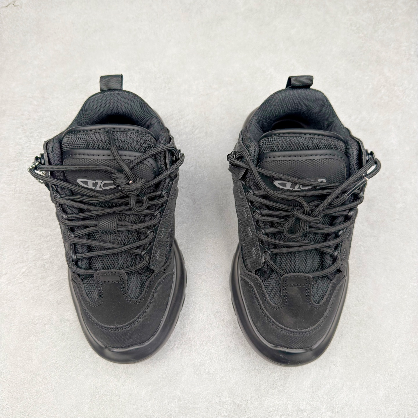 图片[2]-DIOR Snow 迪奥圆头系带低帮生活休闲鞋 老爹风系带低帮透气休闲运动慢跑鞋 独立编号限定版 升级原楦原纸版数据开发版型#全套专柜代购配件 采用反绒牛皮组合3D喷涂尼龙网织科技鞋面材质 正确吸汗网布贴合PU高弹发泡增高鞋垫 独家开发组合TR光泽耐韧隔色橡胶鞋底 Christian Dior，简称迪奥（Dior），是法国著名高价奢侈品品牌。迪奥公司由法国时装设计师克里斯汀•迪奥创立，总部设在巴黎。自1946年创始以来，Dior一直是华丽与高雅的代名词。不论是时装、化妆品或是其他产品，克里斯汀•迪奥在时尚殿堂一直雄踞顶端Dior之所以能成为经典，除了其创新中又带着优雅的设计，亦培育出许多优秀的年轻设计师。主要经营女装、男装、首饰、香水、化妆品、童装等高档消费品。尺码：35 36 37 38 39 40 41 42 43 44 45-选品中心