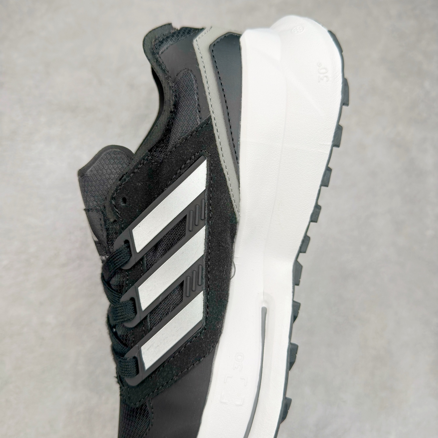 图片[7]-AD EQUIPMENT AGRAVIC 舒适百搭防滑耐磨低帮跑步鞋 厚底增高老爹鞋 复古运动风盛行，这双AD的 Equipment Agravic 可以成为新的选择。OG 味道恰到好处，但又自带一些现代气息。这是一双很有意思的款式，用到了越野跑顶级款式的大底，用到了Equipment标志配色的复古鞋面。这种组合还挺别出心裁的。充满工业美感的阿迪EQT，lightstrike Pro注塑发泡和马牌越野底的组合.尺码：36 36⅔ 37⅓ 38 38⅔ 39⅓ 40 40⅔ 41⅓ 42 42⅔ 43⅓ 44 45-选品中心