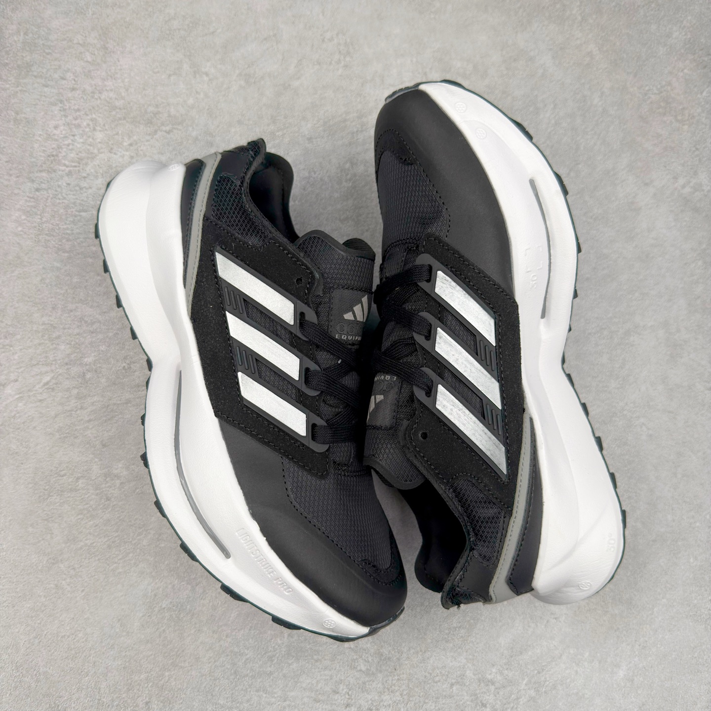 图片[3]-AD EQUIPMENT AGRAVIC 舒适百搭防滑耐磨低帮跑步鞋 厚底增高老爹鞋 复古运动风盛行，这双AD的 Equipment Agravic 可以成为新的选择。OG 味道恰到好处，但又自带一些现代气息。这是一双很有意思的款式，用到了越野跑顶级款式的大底，用到了Equipment标志配色的复古鞋面。这种组合还挺别出心裁的。充满工业美感的阿迪EQT，lightstrike Pro注塑发泡和马牌越野底的组合.尺码：36 36⅔ 37⅓ 38 38⅔ 39⅓ 40 40⅔ 41⅓ 42 42⅔ 43⅓ 44 45-选品中心